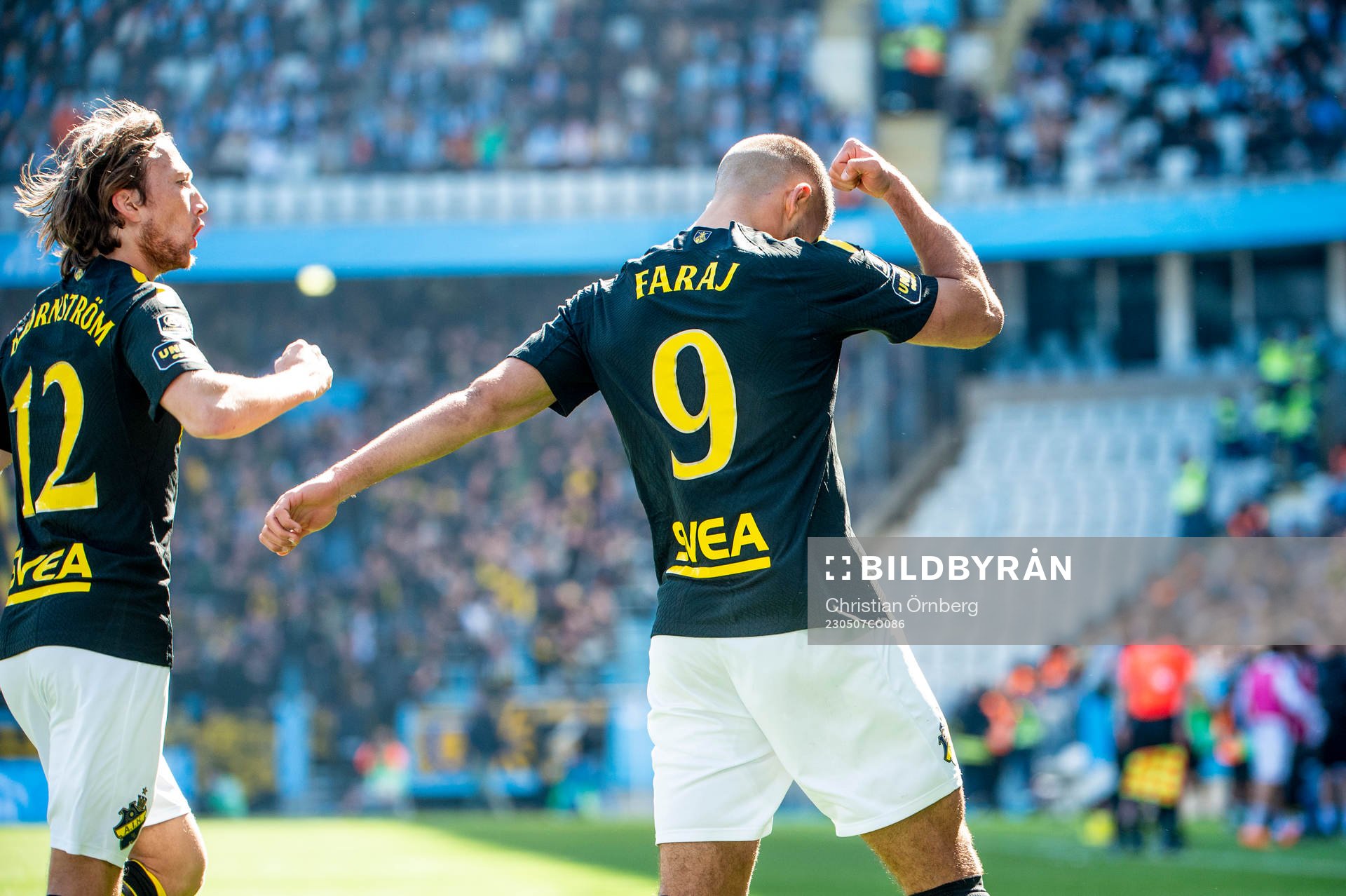 AIKs Omar Faraj jublar med lagkamraterna