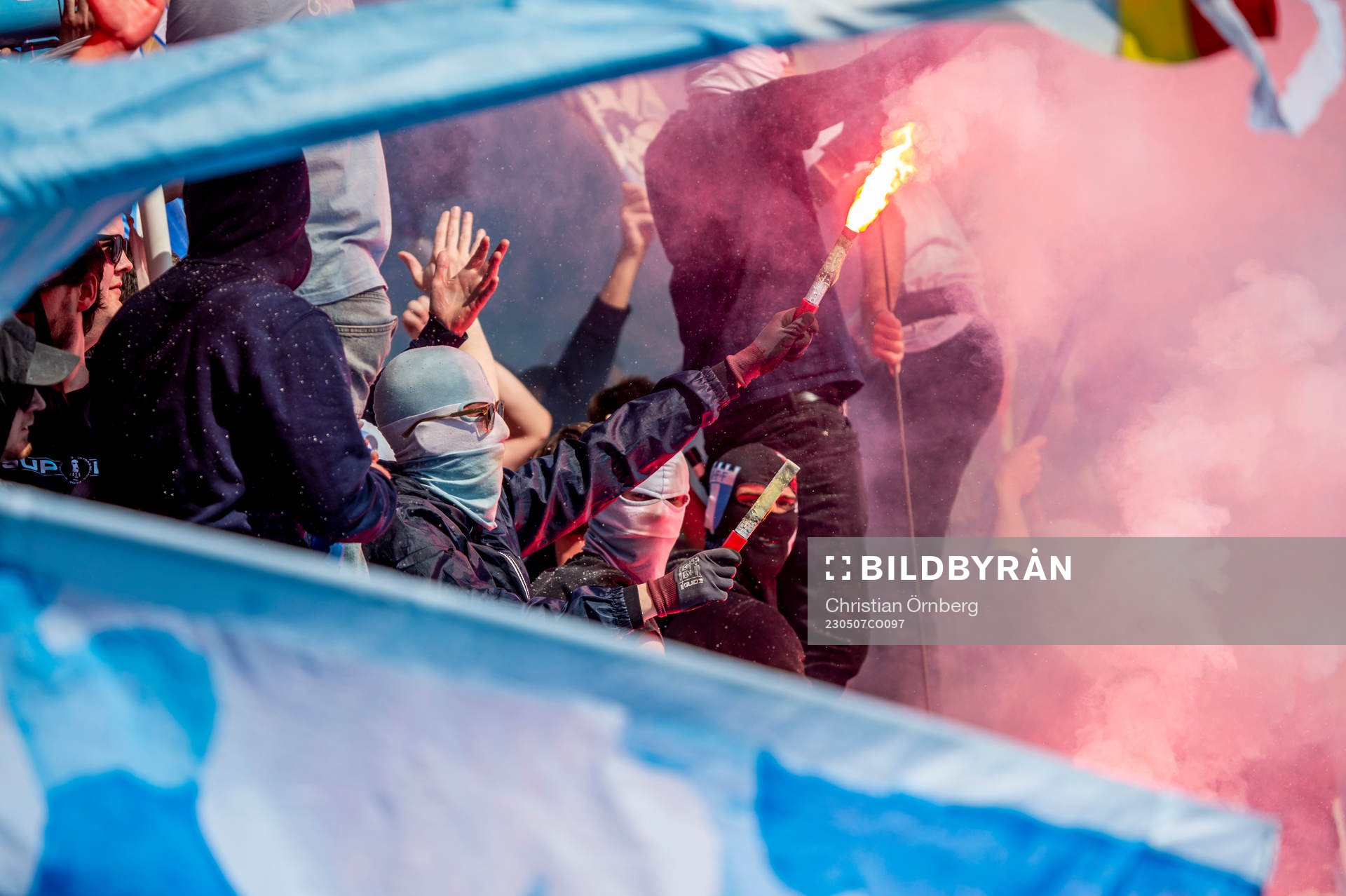 Malmö FFs supportrar tänder bengaler