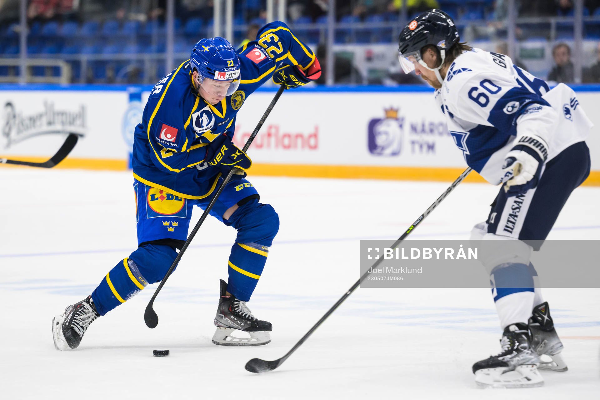 Lucas Raymond of Sweden and Markus Granlund of Finland
