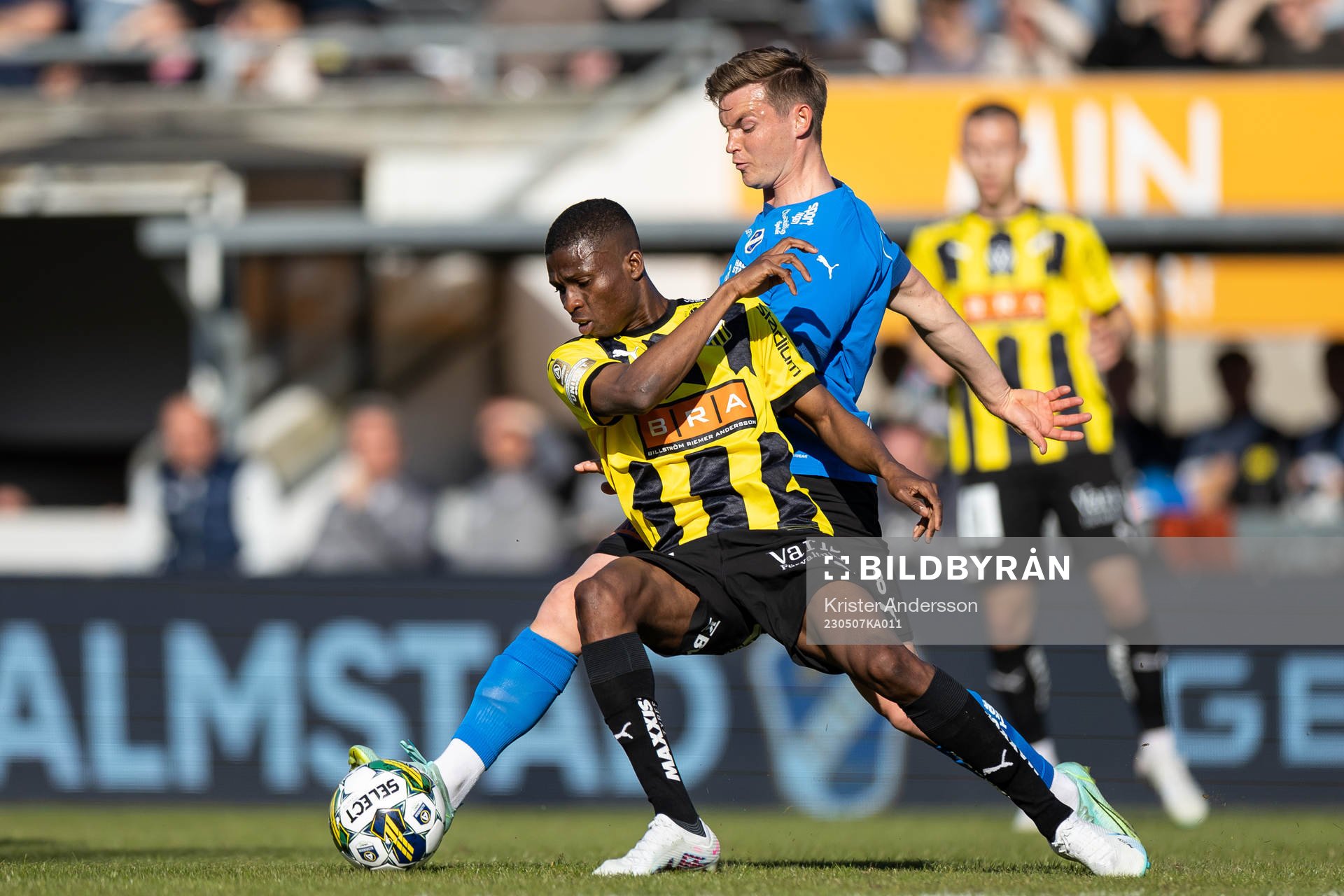 Häckens Akoua Romeo Amane och Halmstads Jonathan Svedberg