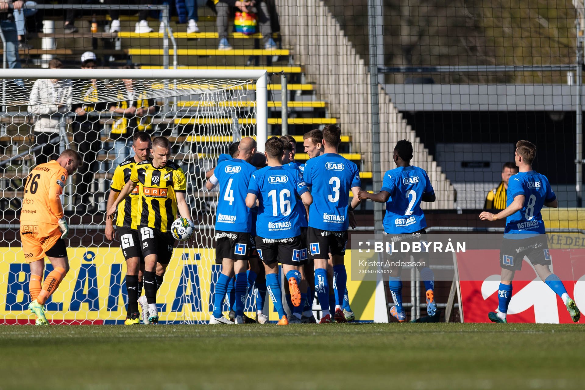 Halmstads Phil Ofosu-Ayeh jublar med lagkamrater