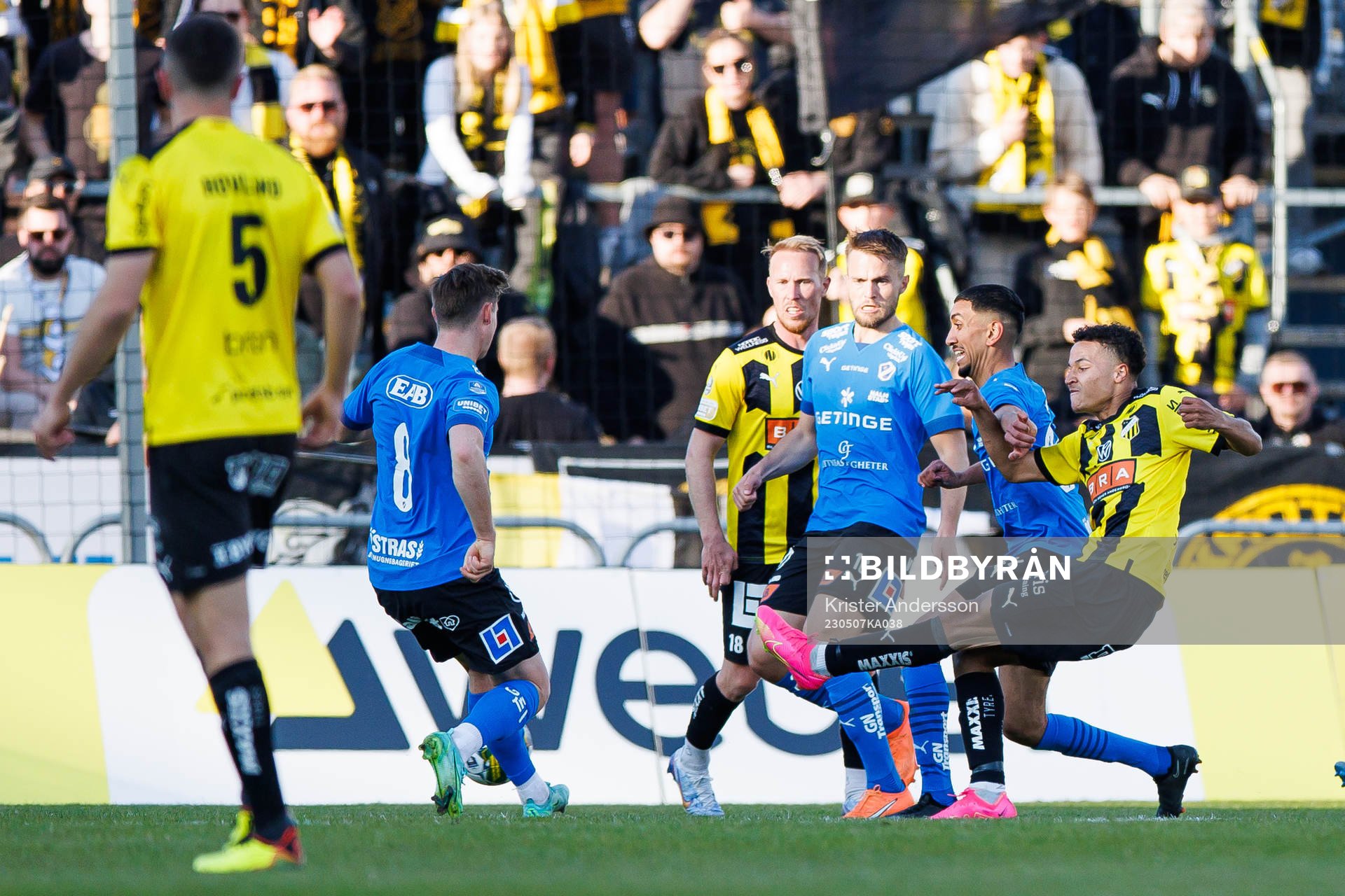 Halmstads Benjamin Hjertstrand och Häckens Ola Kamara
