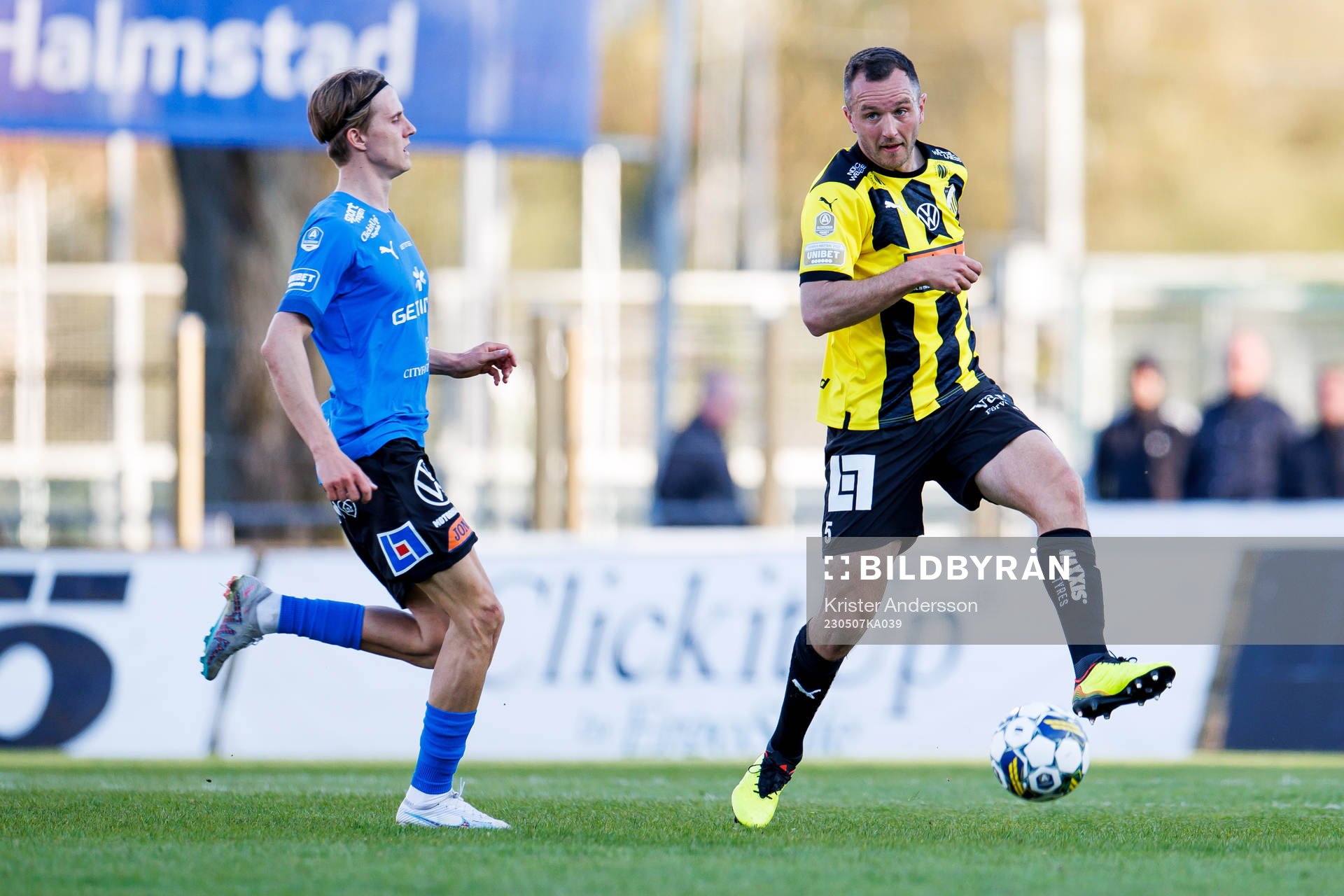 Halmstads Erik Ahlstrand och Häckens Even Hovland under fotbollsmatchen i Allsvenskan mellan Halmstad och Häcken den 7 maj 2023 i Halmstad.