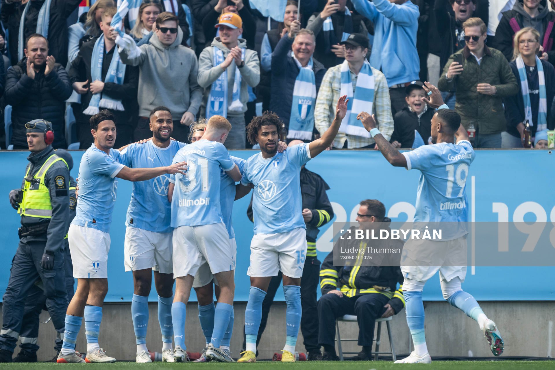 Malmö FFs Sebastian Nanasi jublar med lagkamrater