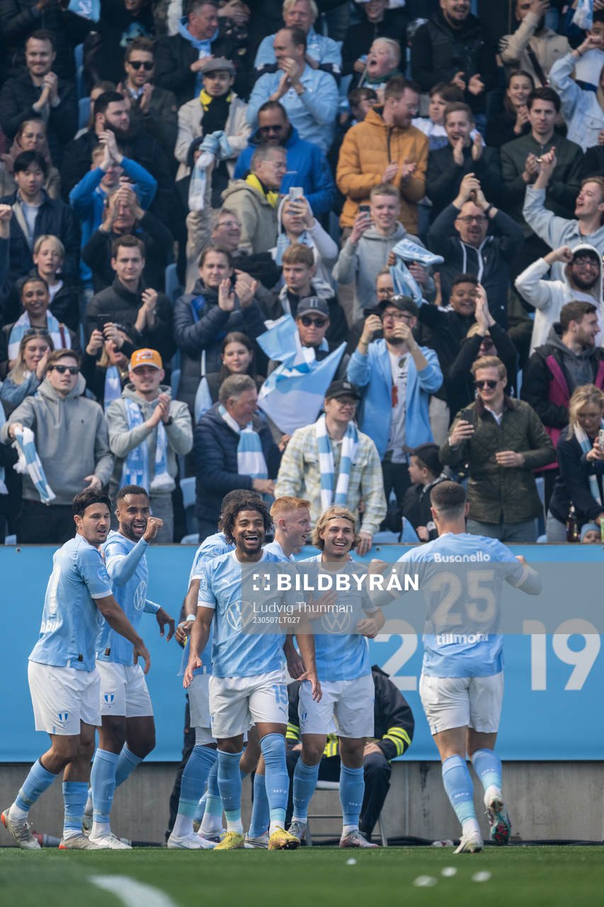 Malmö FFs Sebastian Nanasi jublar med lagkamrater