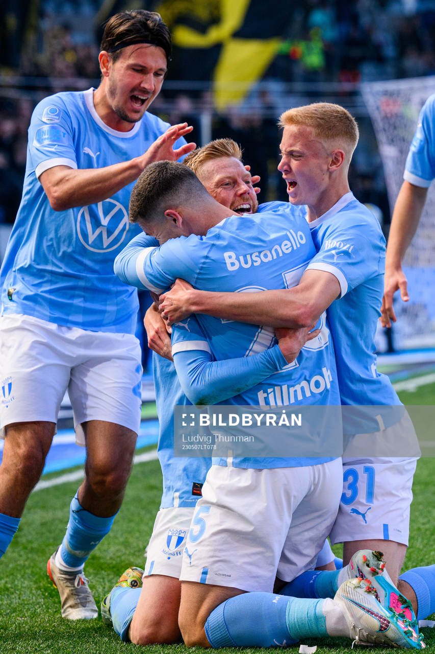 Malmö FFs Anders Christiansen jublar med Stefano Vecchia,