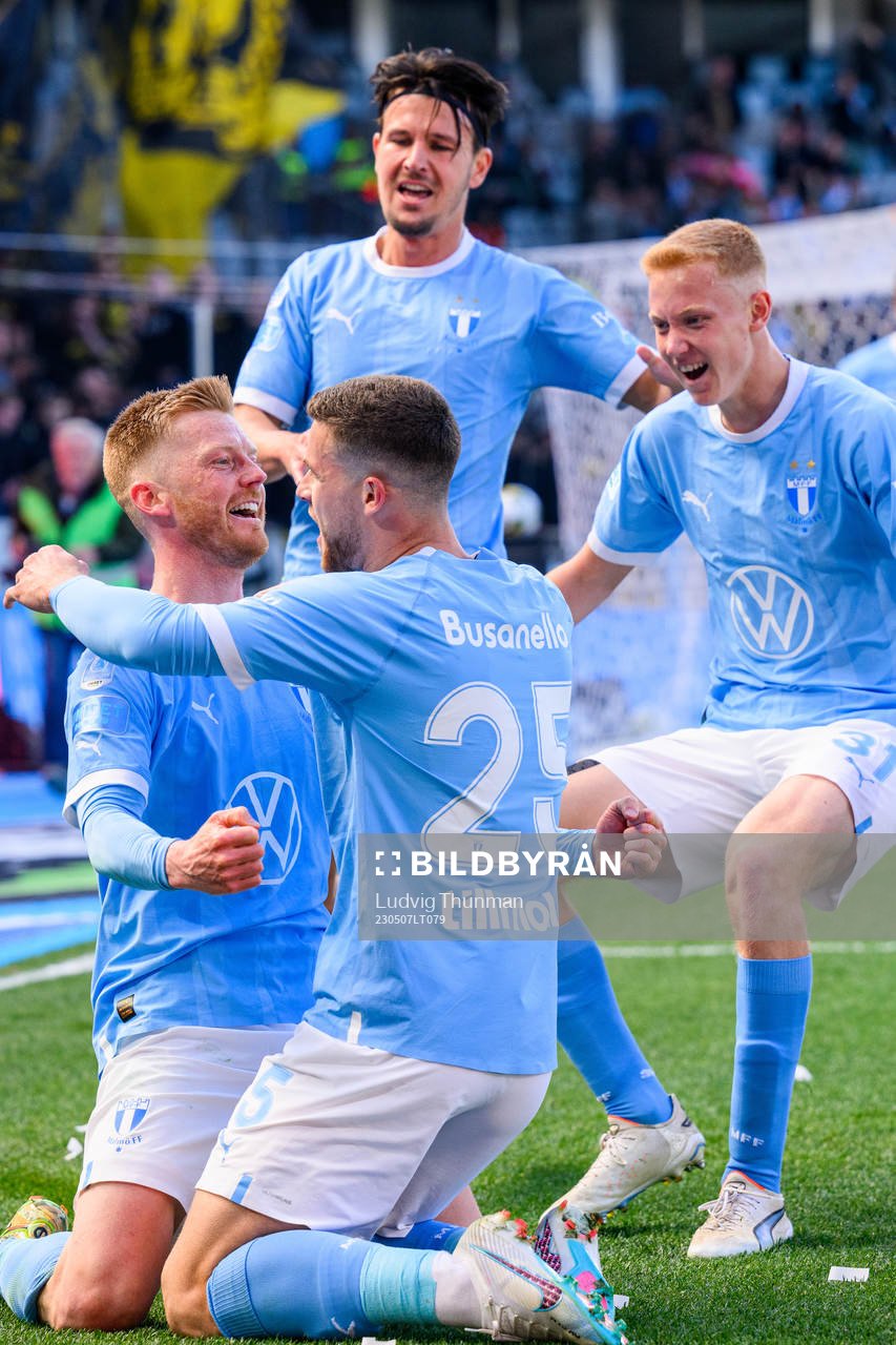 Malmö FFs Anders Christiansen jublar med Stefano Vecchia,