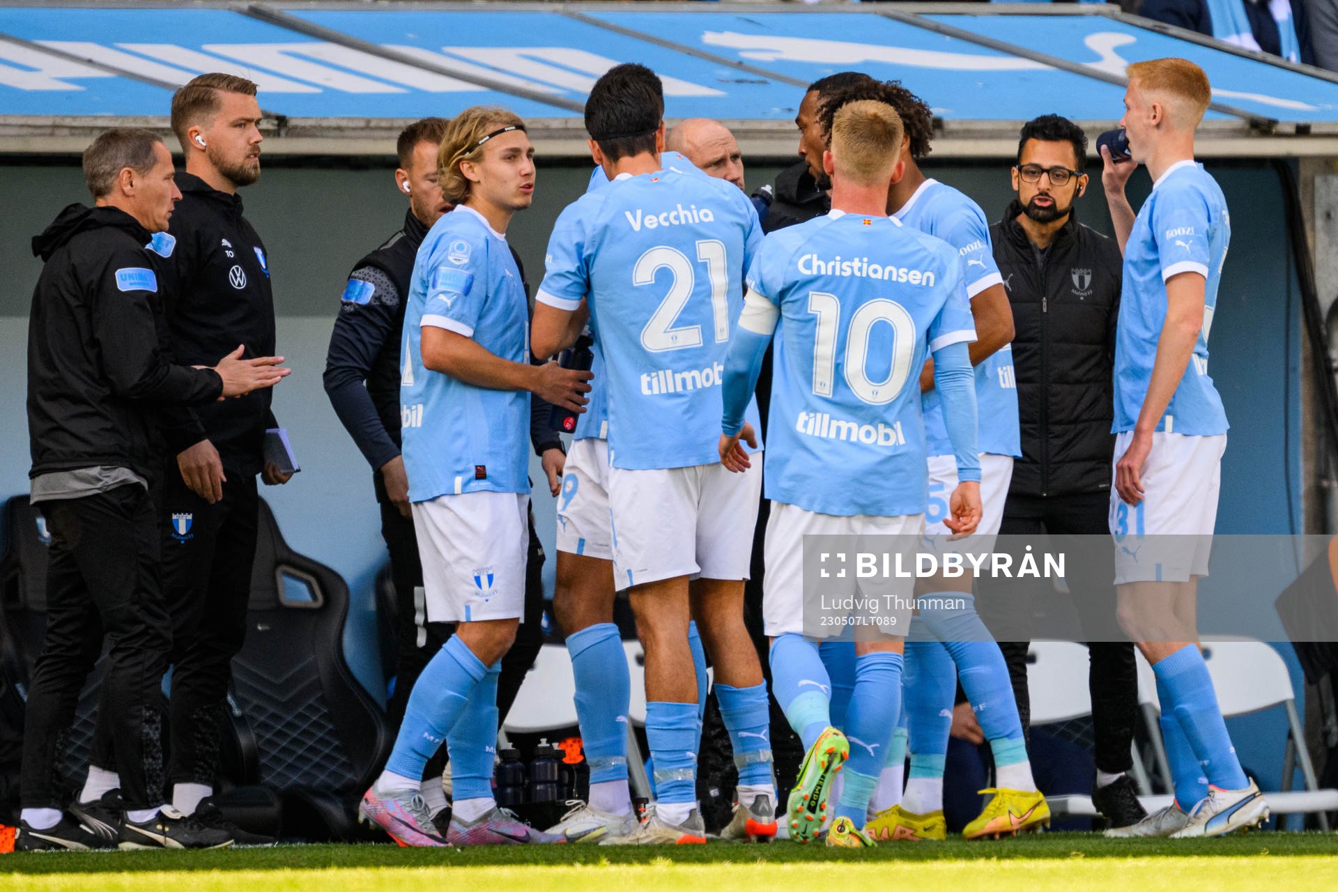Malmö FFs spelare samlas runt tränare Henrik Rydström