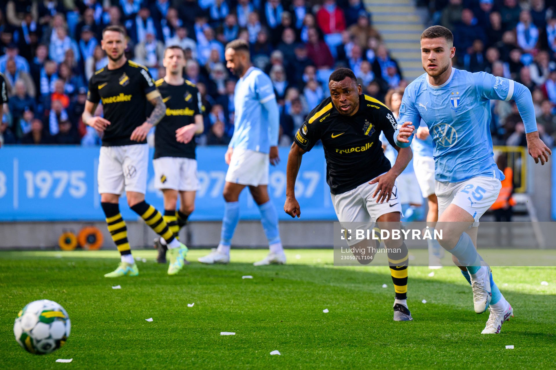 AIKs Abdussalam Magashy och Malmö FFs Gabriel Busanello under fotbollsmatchen i Allsvenskan mellan Malmö FF och AIK den 7 maj 2023 i Malmö. 