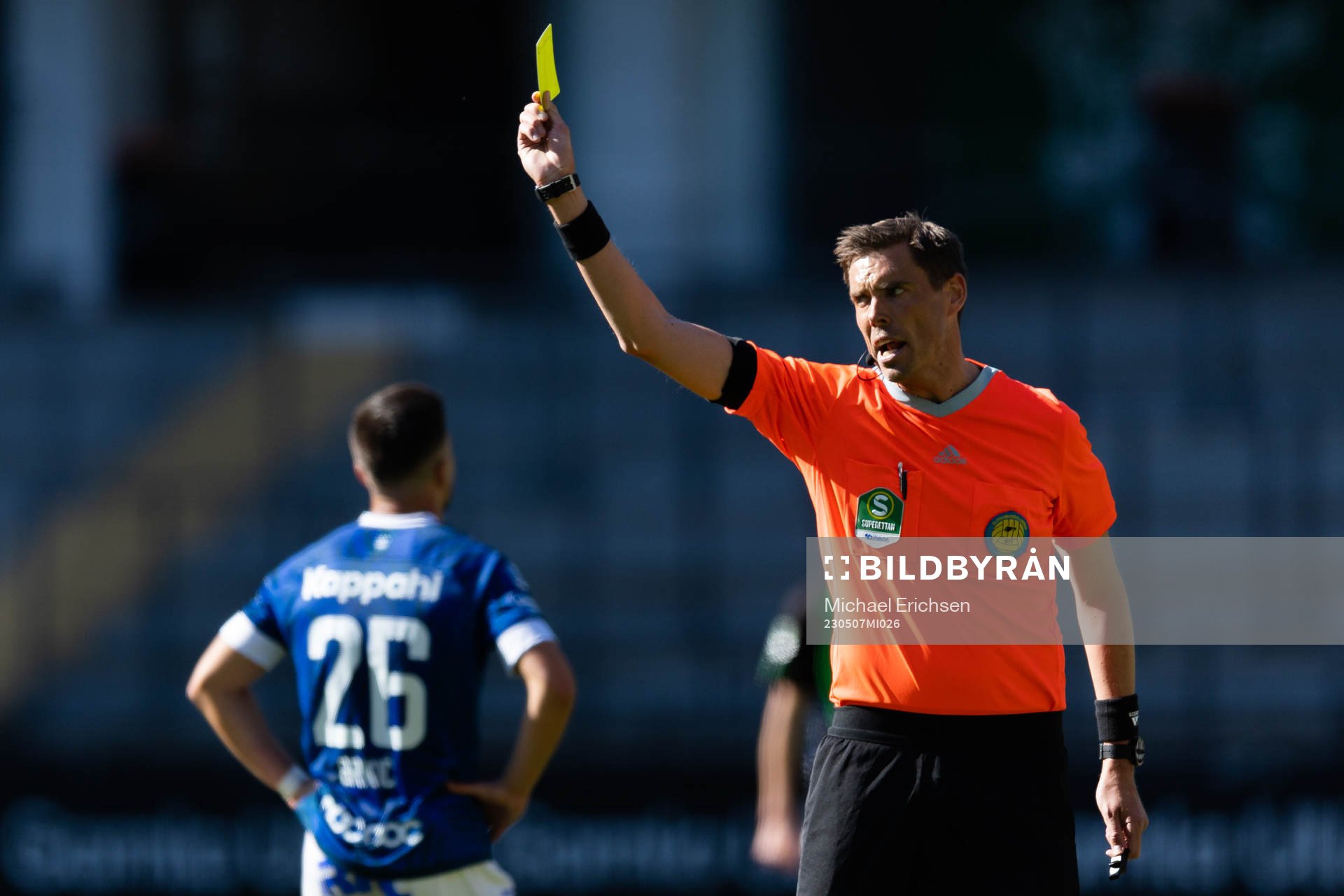 Domare Magnus Lindgren delar ut ett gult kort under fotbollsmatchen i Superettan mellan GAIS och Trelleborg den 7 maj 2023 i Göteborg. 