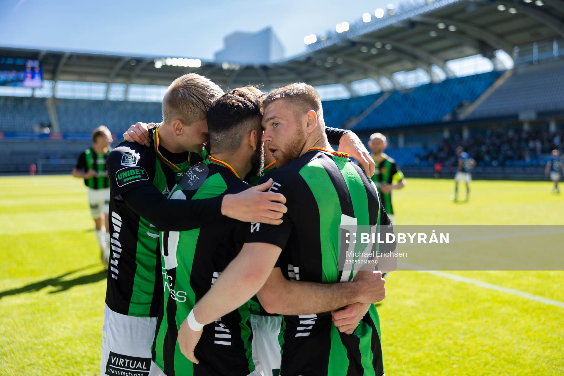 GAIS Julius Lindberg jublar med lagkamrater