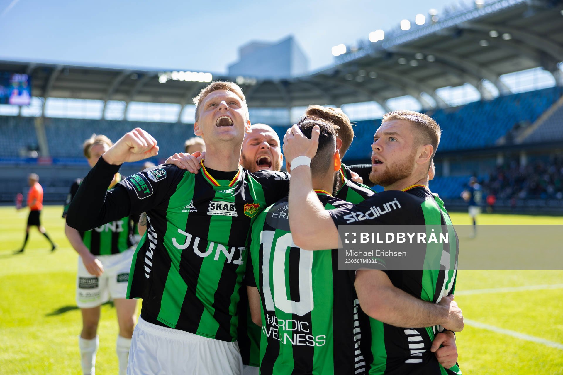 GAIS Julius Lindberg jublar med lagkamraterna Joackim