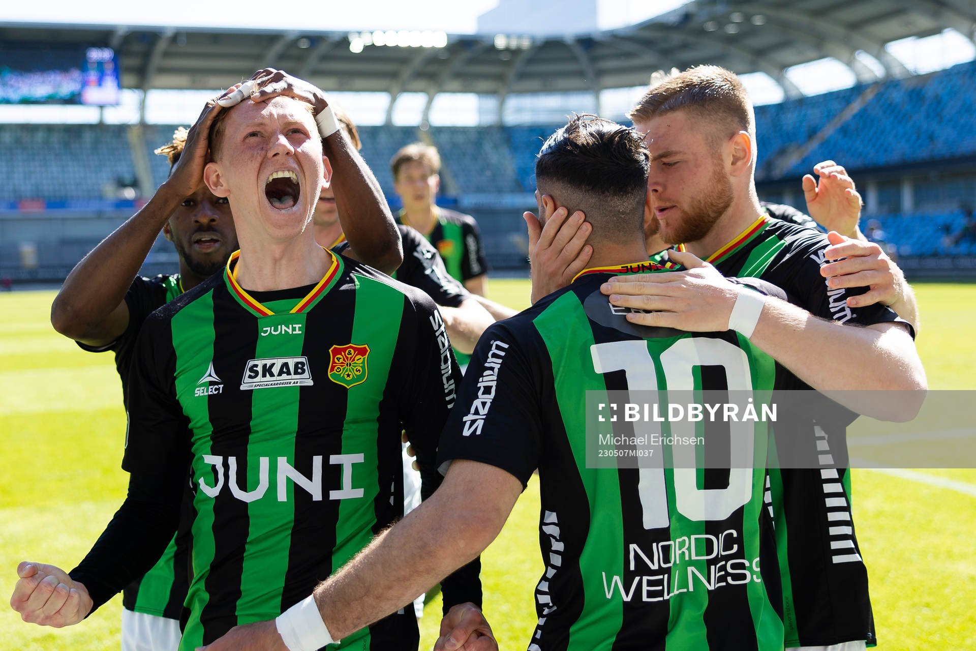 GAIS Julius Lindberg jublar med lagkamrater