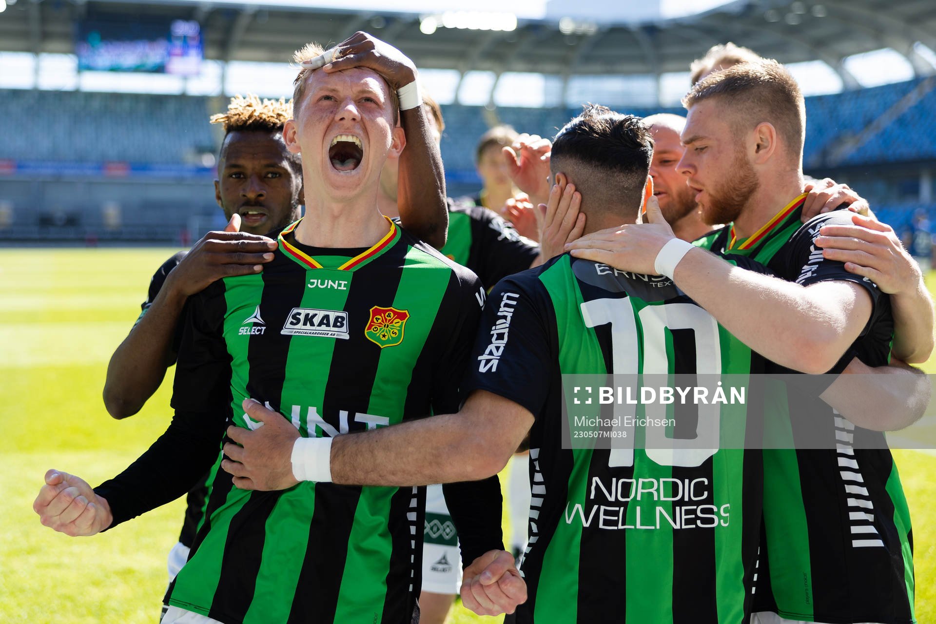 GAIS Julius Lindberg jublar med lagkamrater