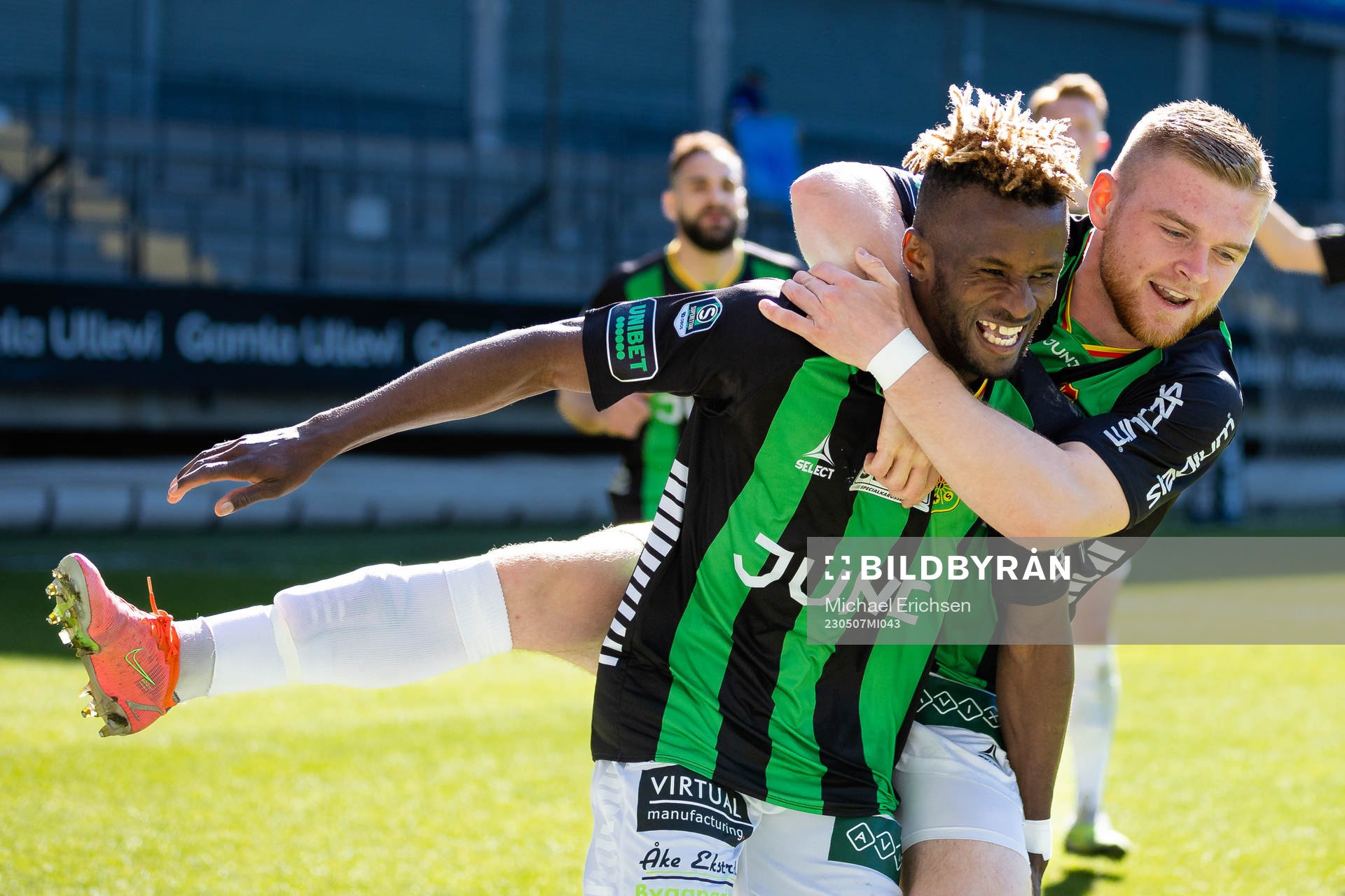 GAIS Richard Emeka Friday jublar ihop med Dino Salihovic