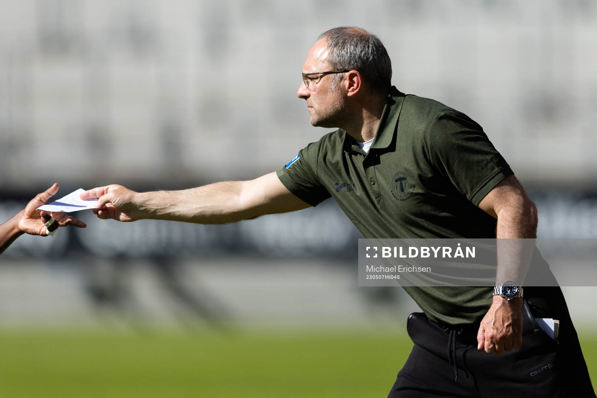 Trelleborgs tränare Per-Ola Ljung lämnar en lapp till