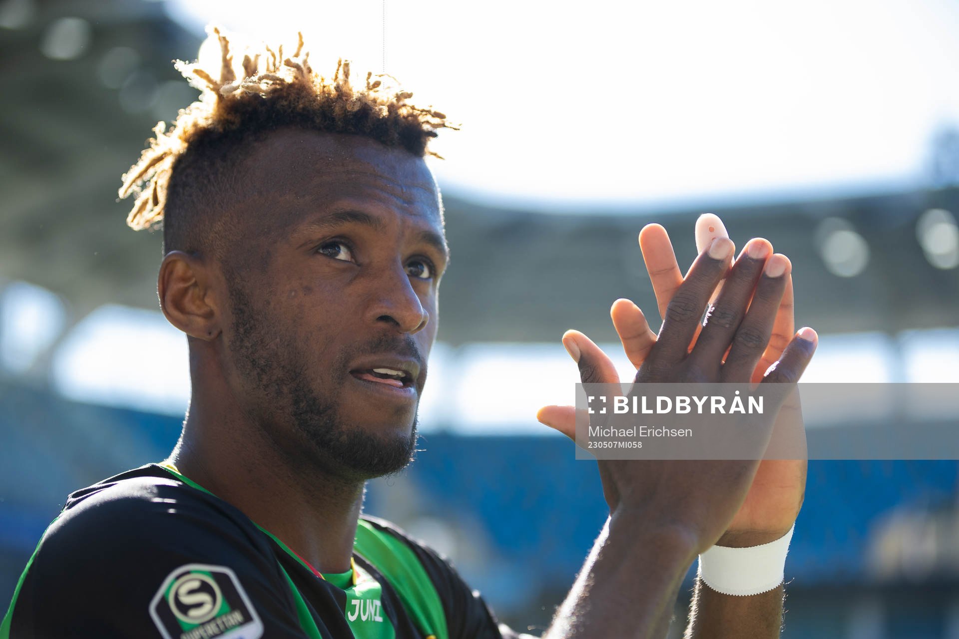 GAIS Richard Emeka Friday tackar publiken när han blir