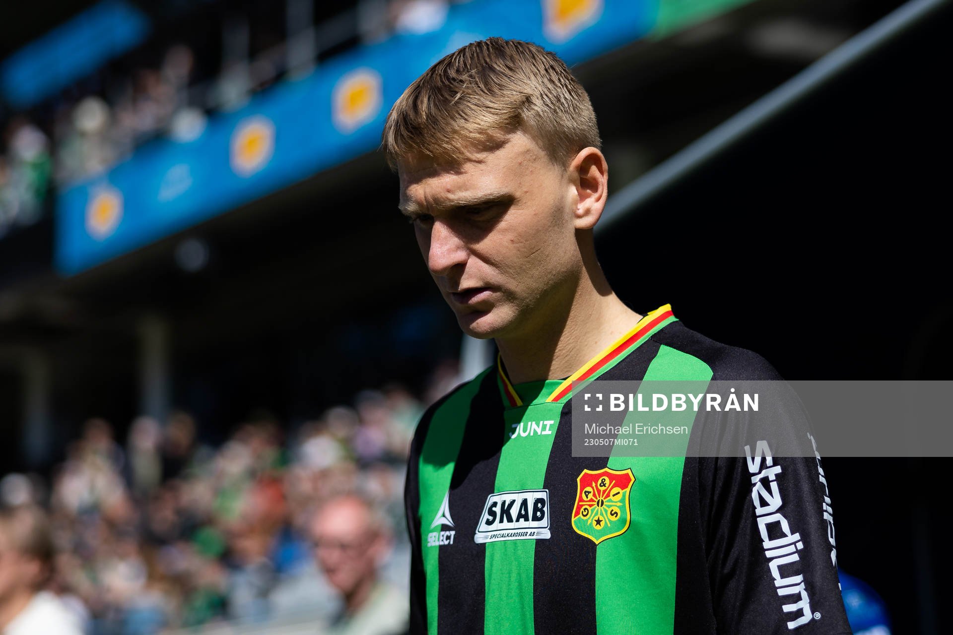GAIS Joackim Åberg på väg ut till line up innan