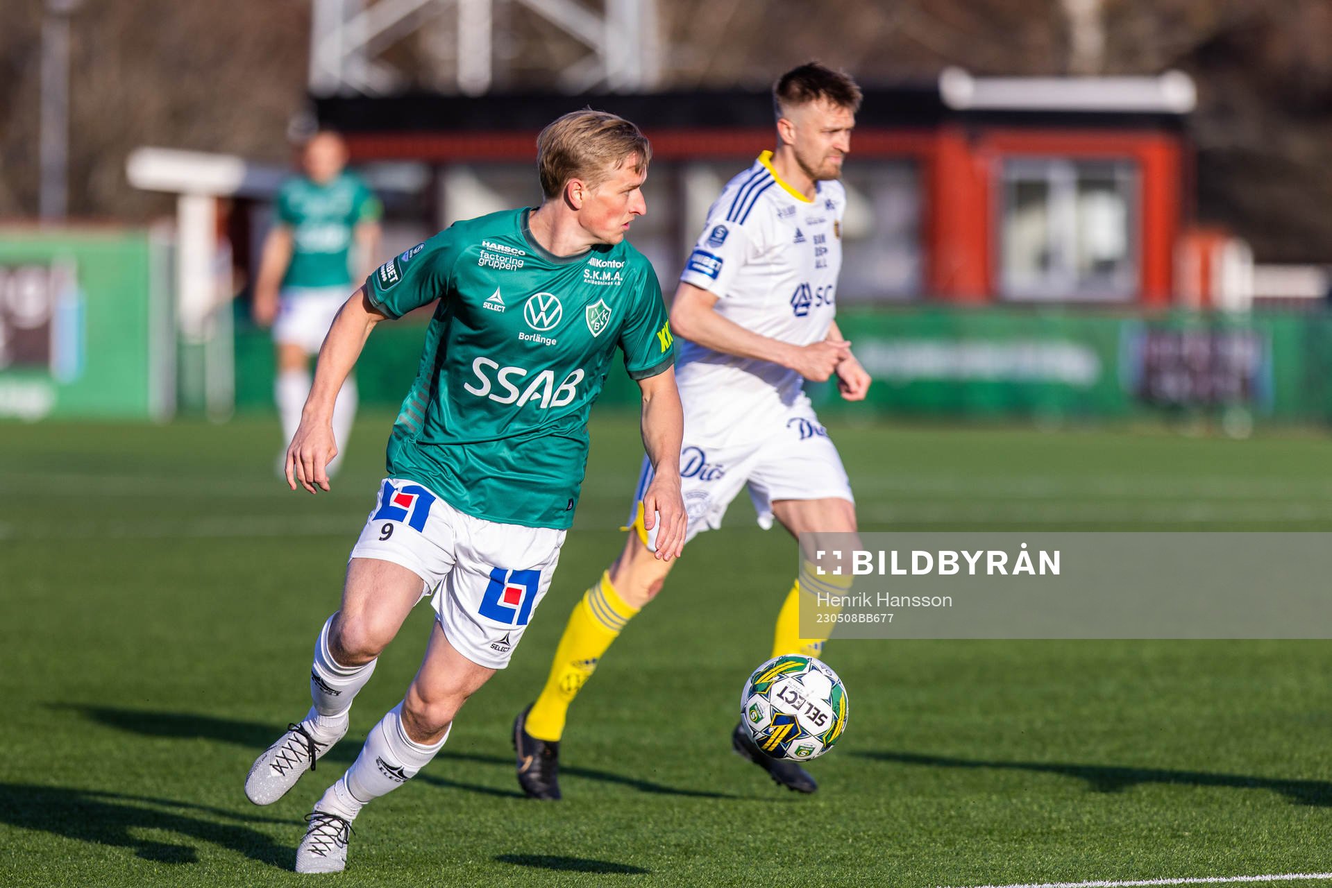 Brages Douglas Karlberg under uppvärmningen inför fotbollsmatchen i Superettan mellan Brage och GIF Sundsvall den 8 maj 2023 i Borlänge.