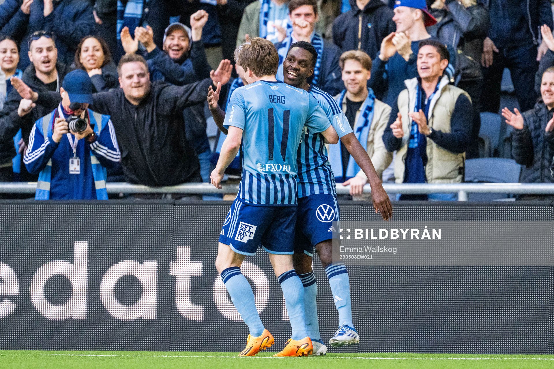 Djurgårdens Oliver Berg jublar med målskytten till 2-0