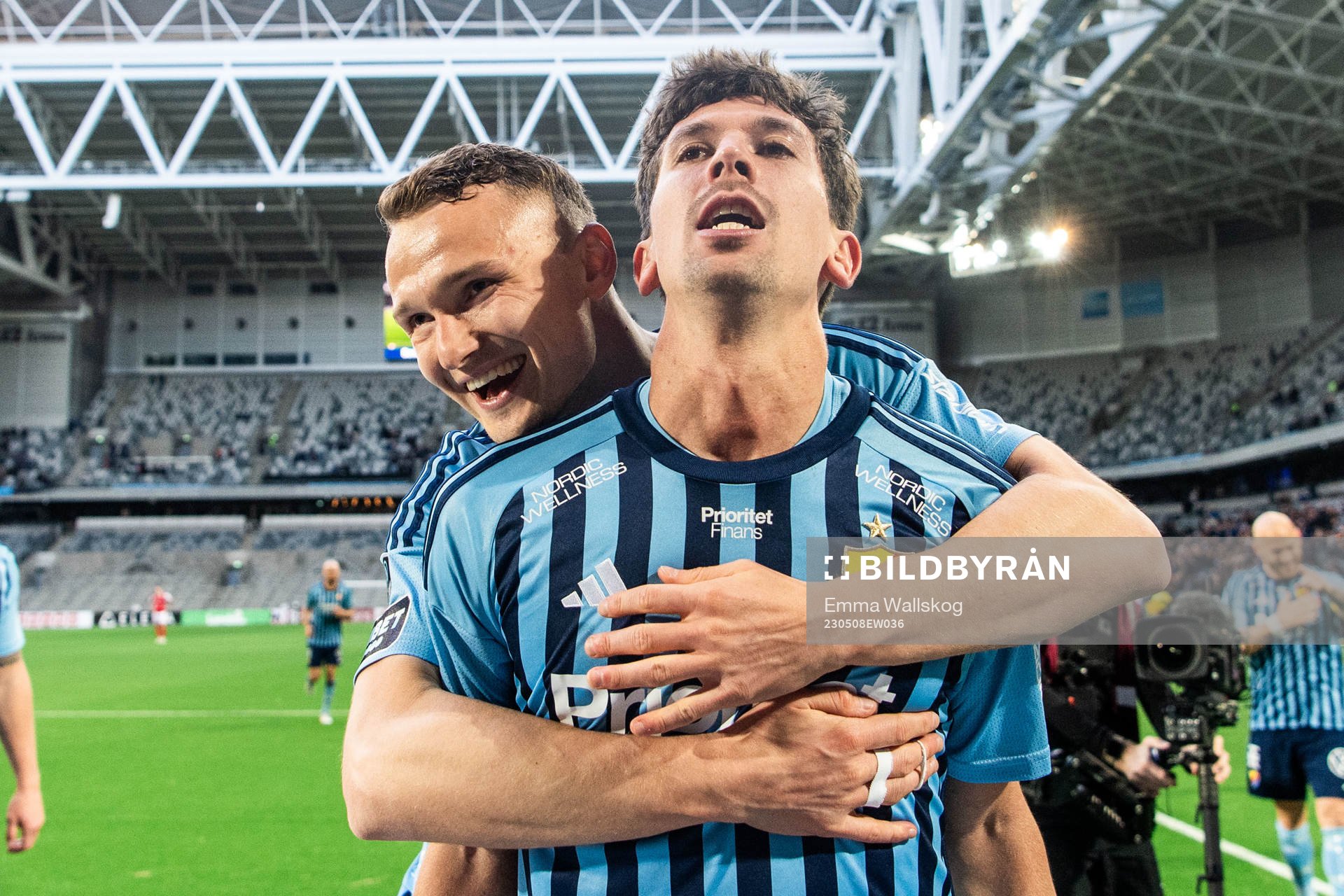 Djurgårdens Gustav Wikheim jublar med Piotr Johansson