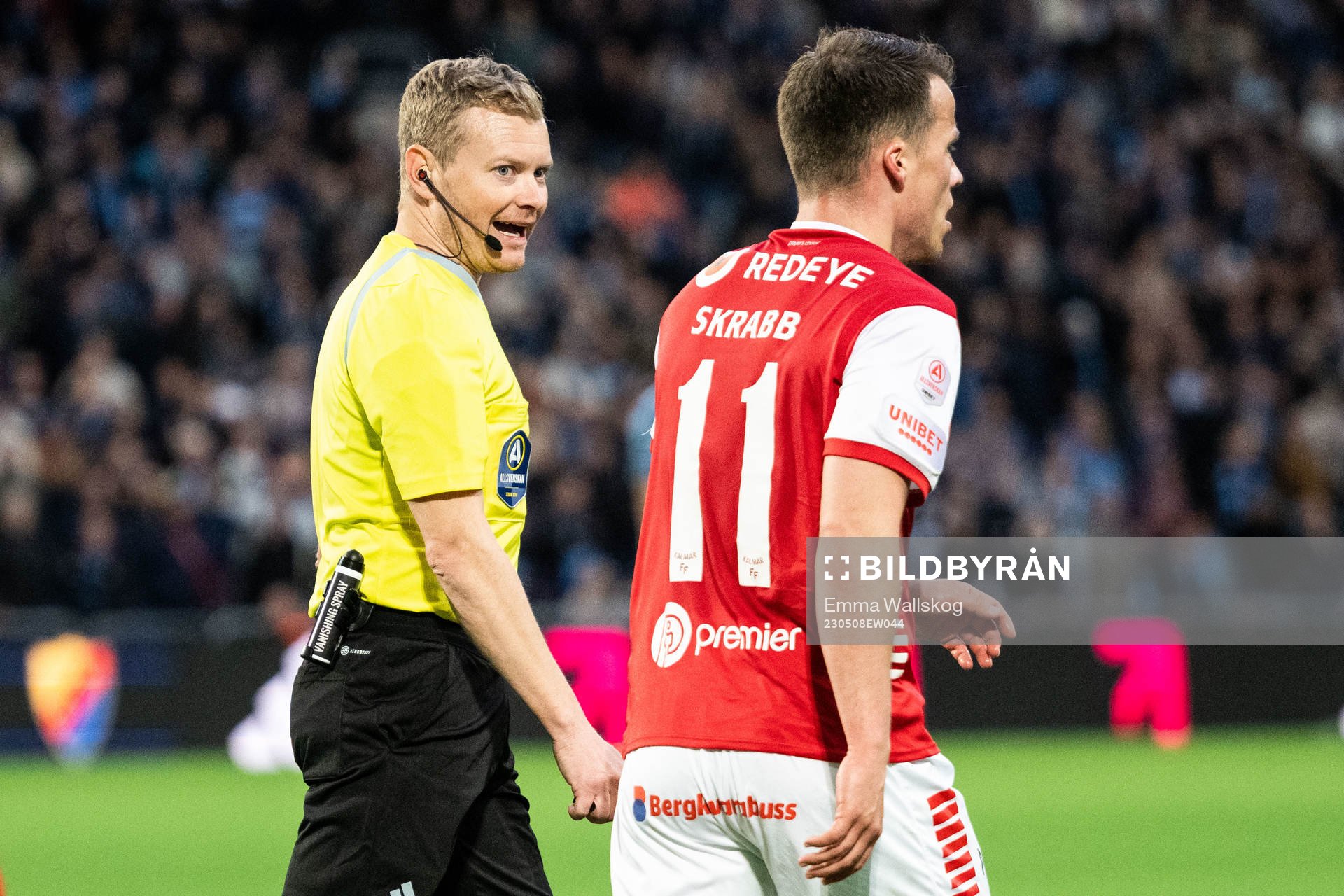Domare Fredrik Klitte och Kalmars Simon Skrabb