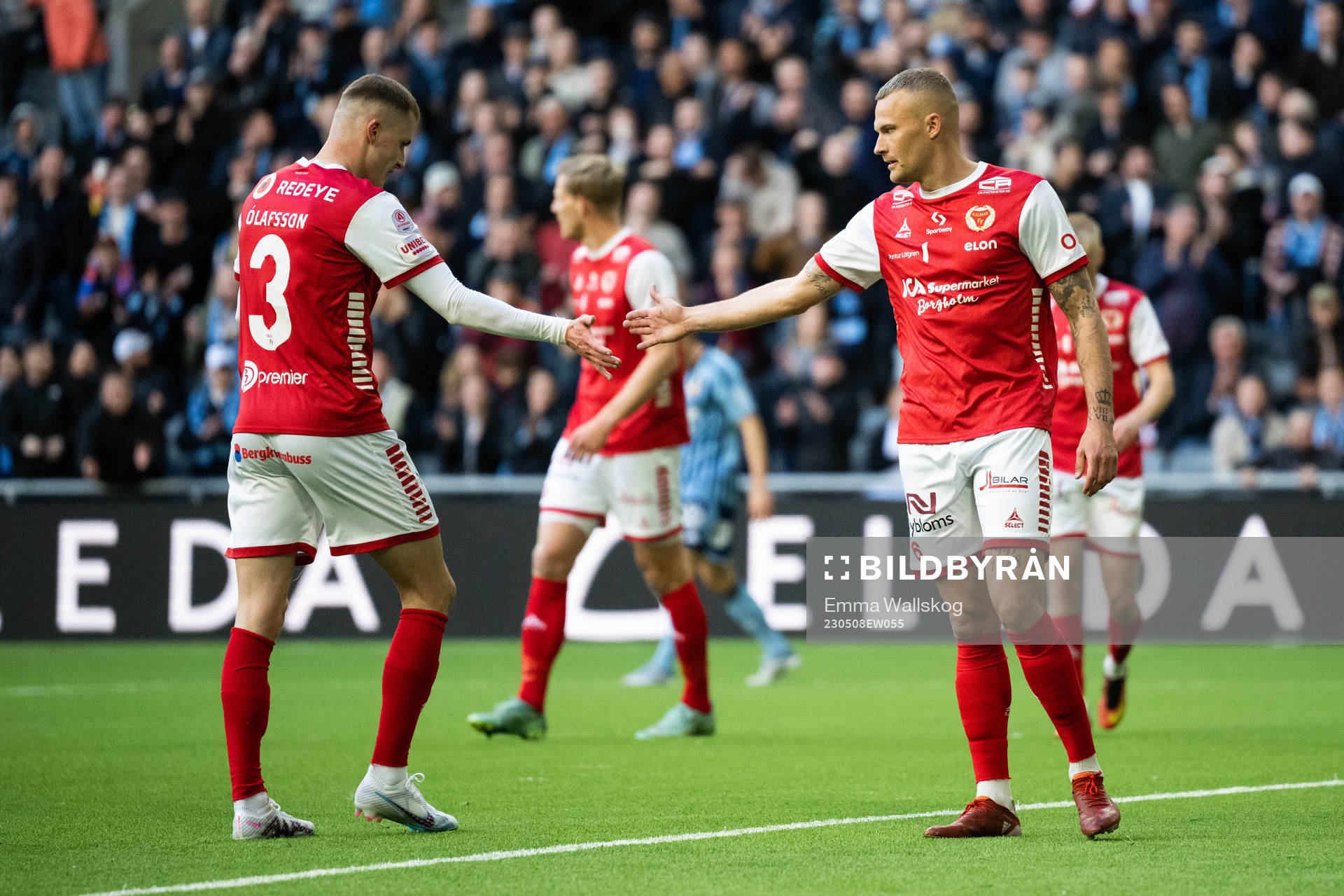 Kalmars David Kristjan Olafsson och Rasmus Sjöstedt jublar under fotbollsmatchen i Allsvenskan mellan Djurgården och Kalmar den 8 maj 2023 i Stockholm.