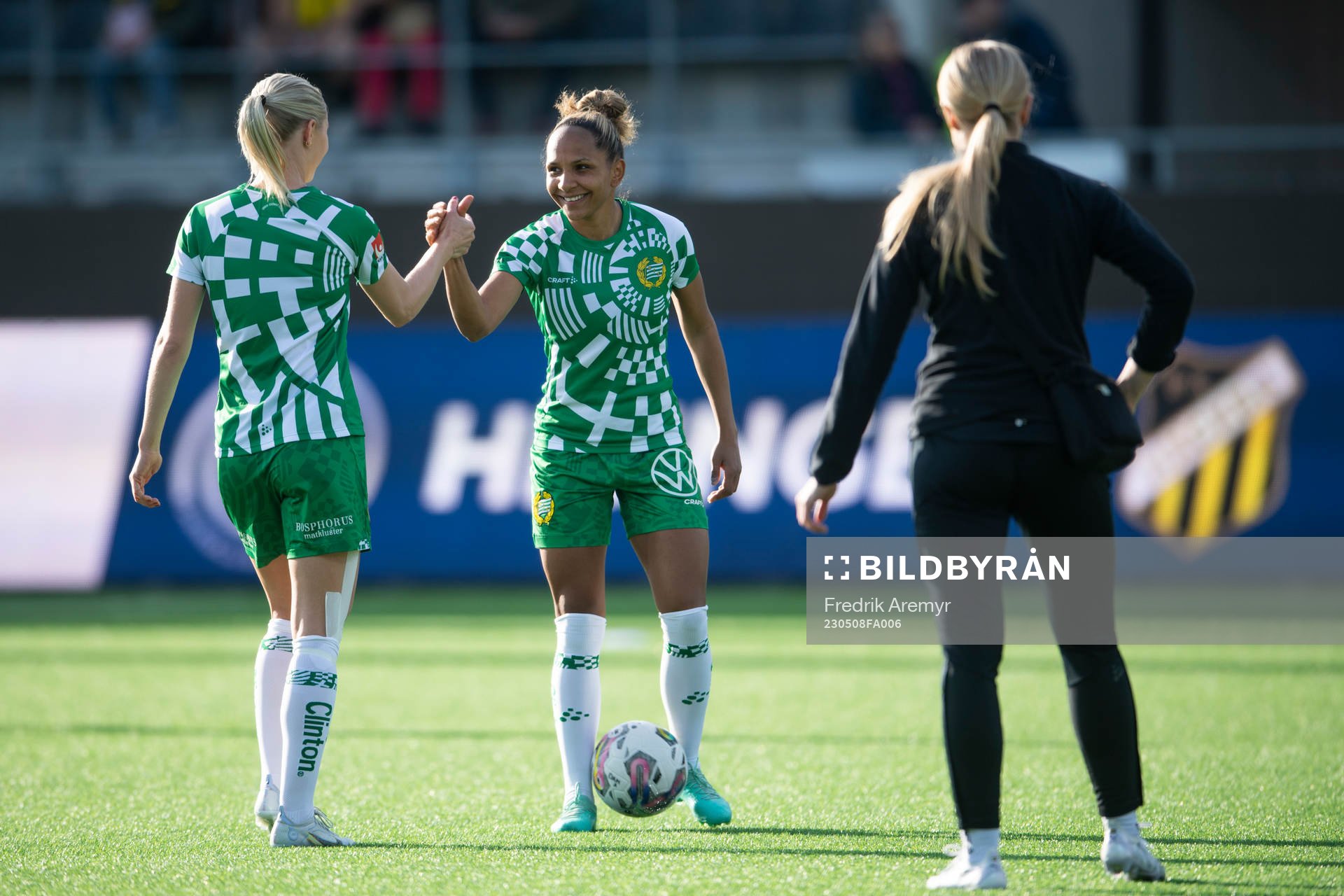 Hammarbys Madelen Janogy hälsar på Alice Carlsson