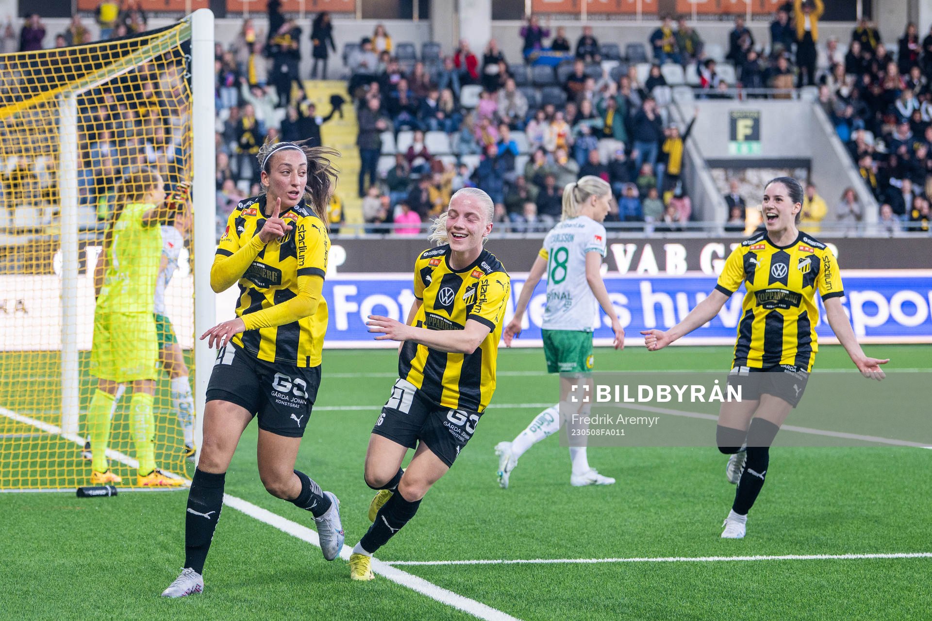 Häckens Rusul Rosa Kafaji och Anna Sandberg jublar
