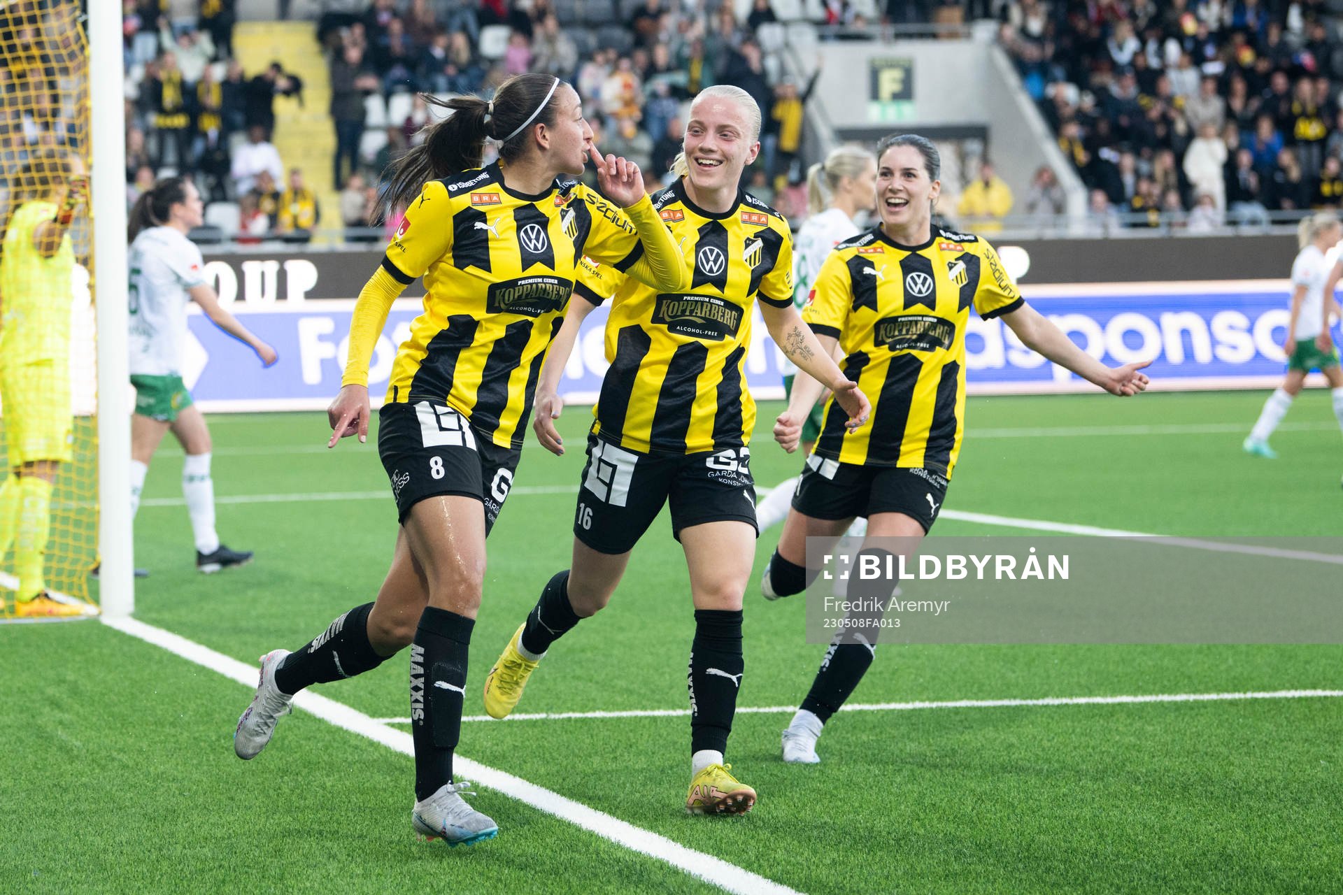 Häckens målskytt Rusul Rosa Kafaji jublar tillsammans med Anna Sandberg och Clarissa Larisey under fotbollsmatchen i Damallsvenskan mellan Häcken och Hammarby den 8 maj 2023 i Göteborg.