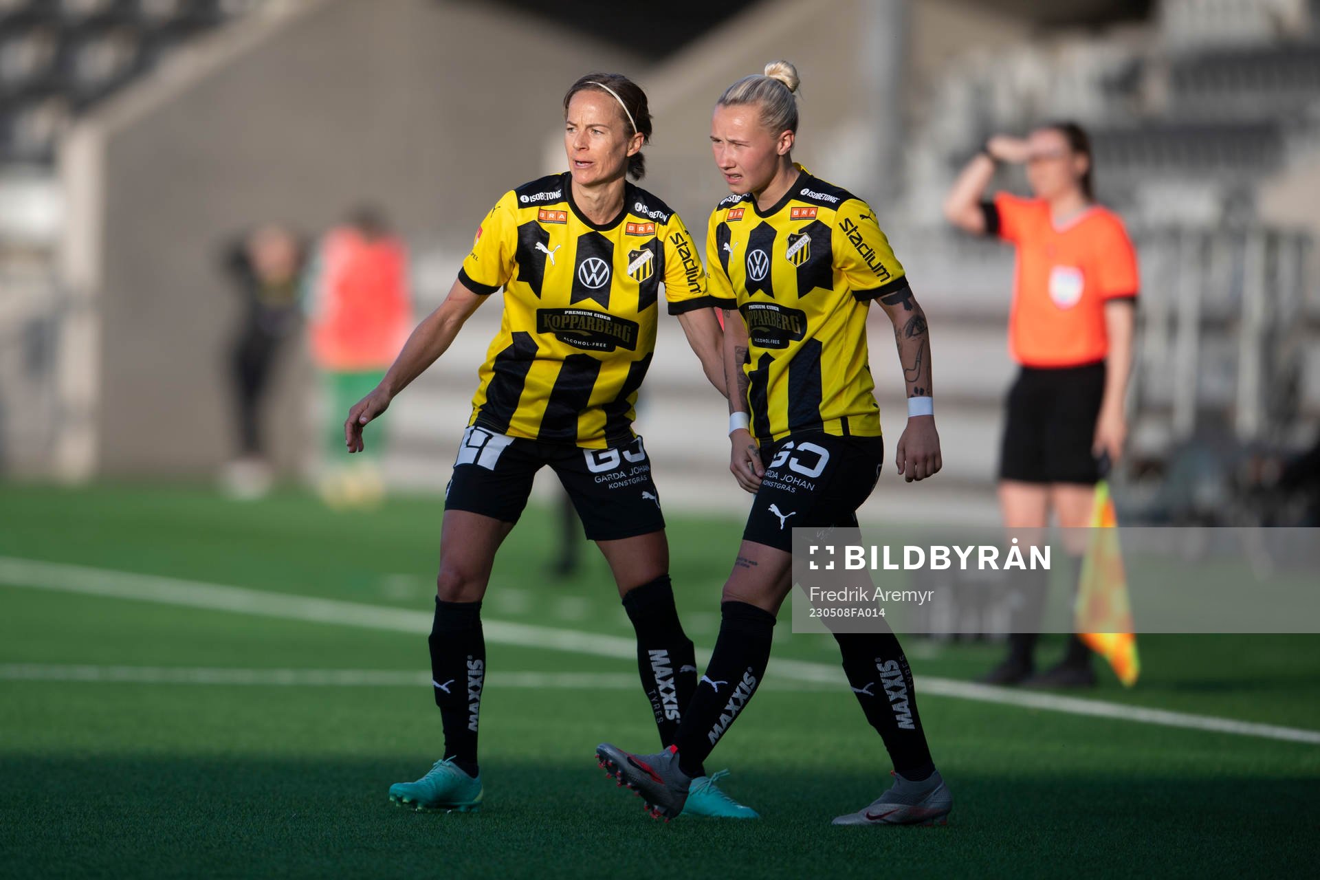 Häckens Aivi Luik och Marika Bergman Lundin under fotbollsmatchen i Damallsvenskan mellan Häcken och Hammarby den 8 maj 2023 i Göteborg.