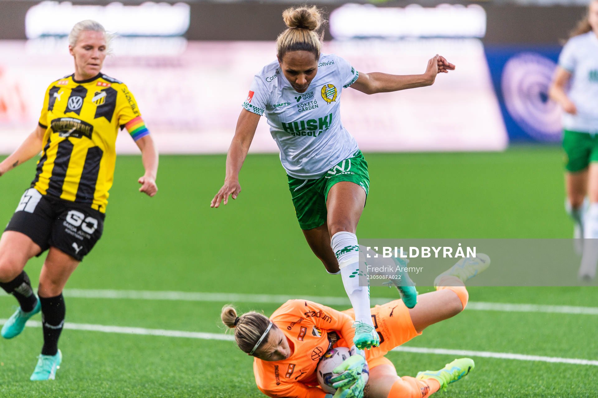 Häckens målvakt Jennifer Falk och Hammarbys Madelen Janogy