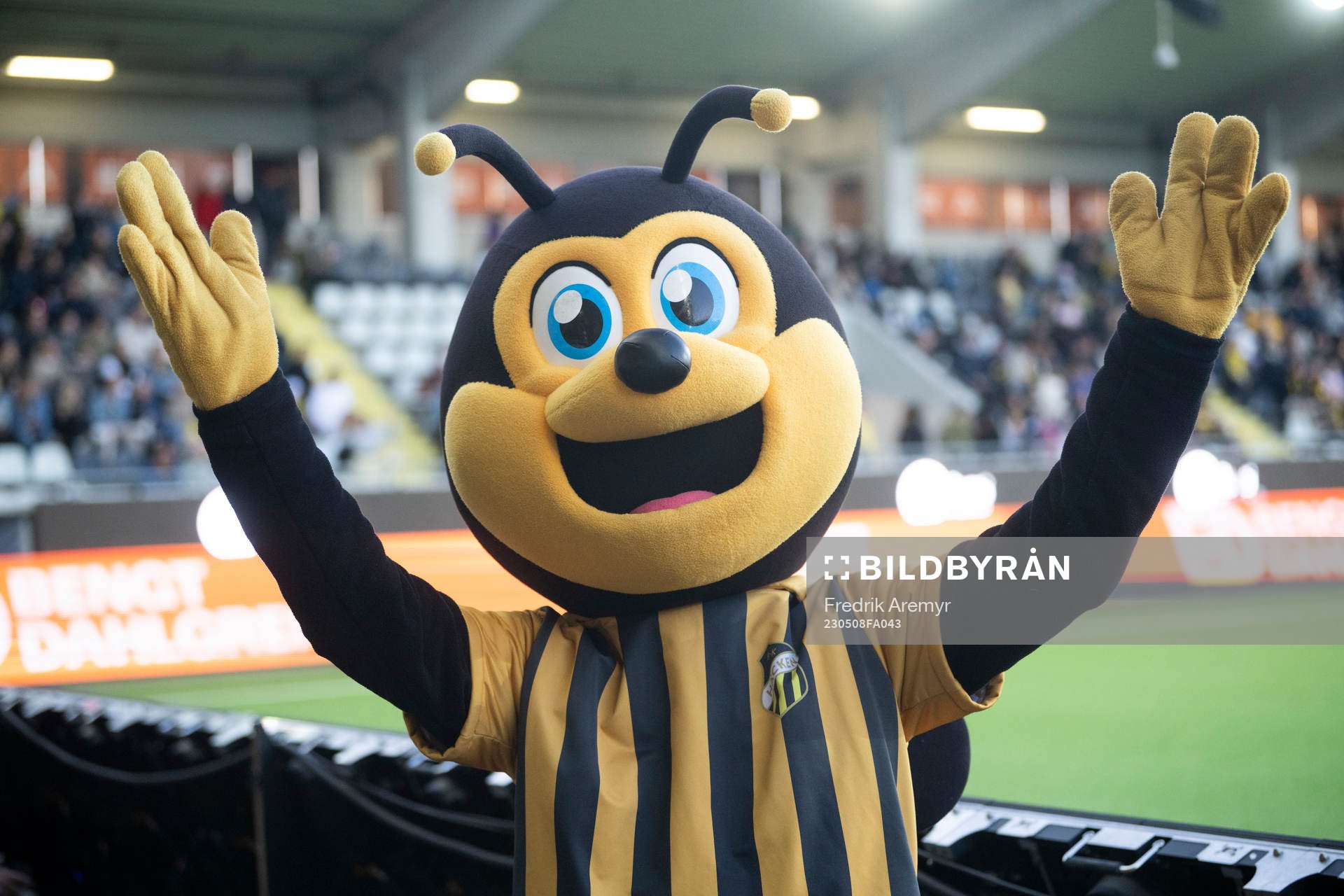 Häckens maskot Stickan jublar
