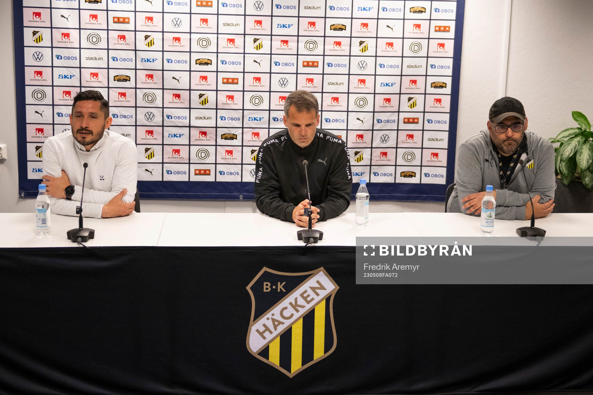 Hammarbys tränare Pablo Pinones-Arce, Häckens tränare Robert Vilahamn och Häckens Andreas Larsson under en presskonferans efter fotbollsmatchen i Damallsvenskan mellan Häcken och Hammarby den 8 maj 2023 i Göteborg.