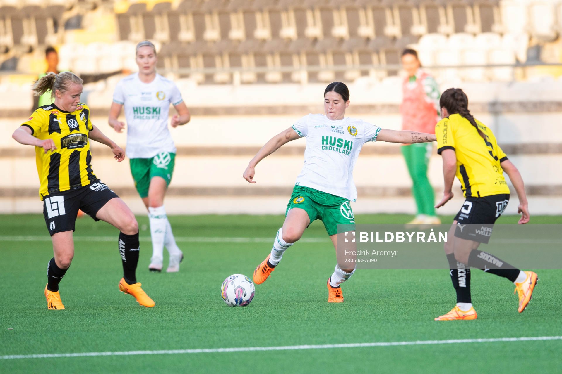 Häckens Julie Blakstad , Hammarbys Kyra Cooney-Cross samt Häckens Ruby Grant under fotbollsmatchen i Damallsvenskan mellan Häcken och Hammarby den 8 maj 2023 i Göteborg.