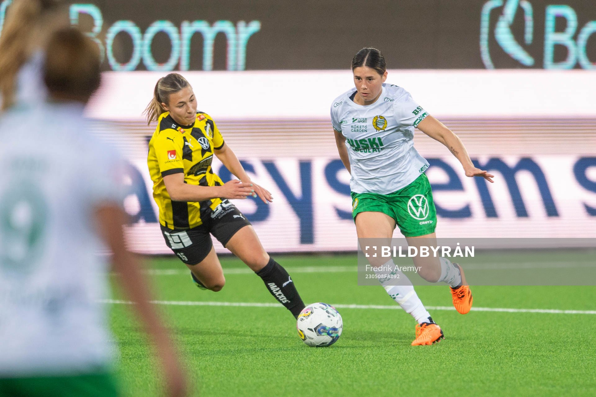 Häckens Alexandra Hellekant och Hammarbys Kyra Cooney-Cross under fotbollsmatchen i Damallsvenskan mellan Häcken och Hammarby den 8 maj 2023 i Göteborg.