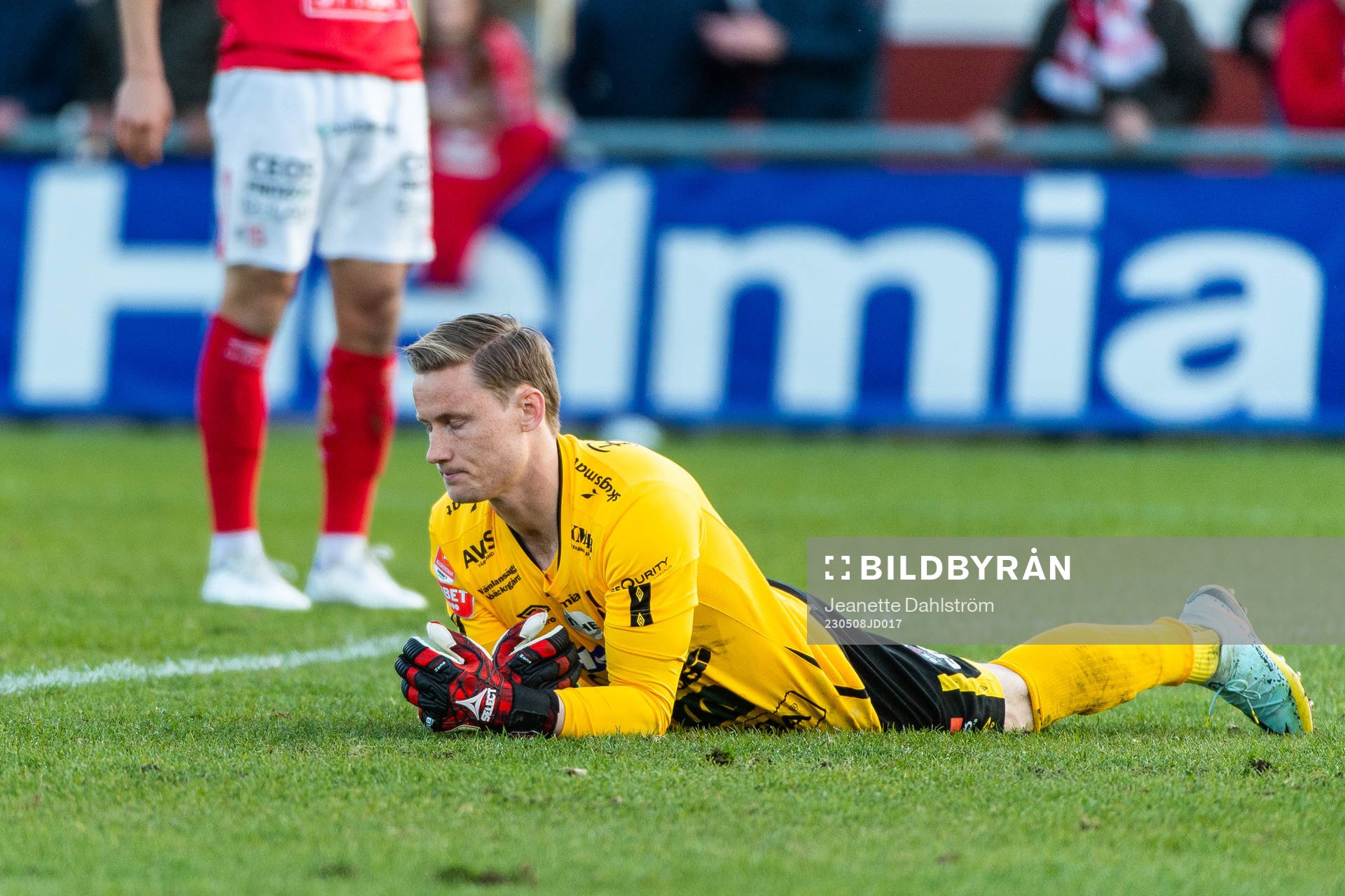 Degerfors målvakt Sondre Lovseth Rossbach deppar