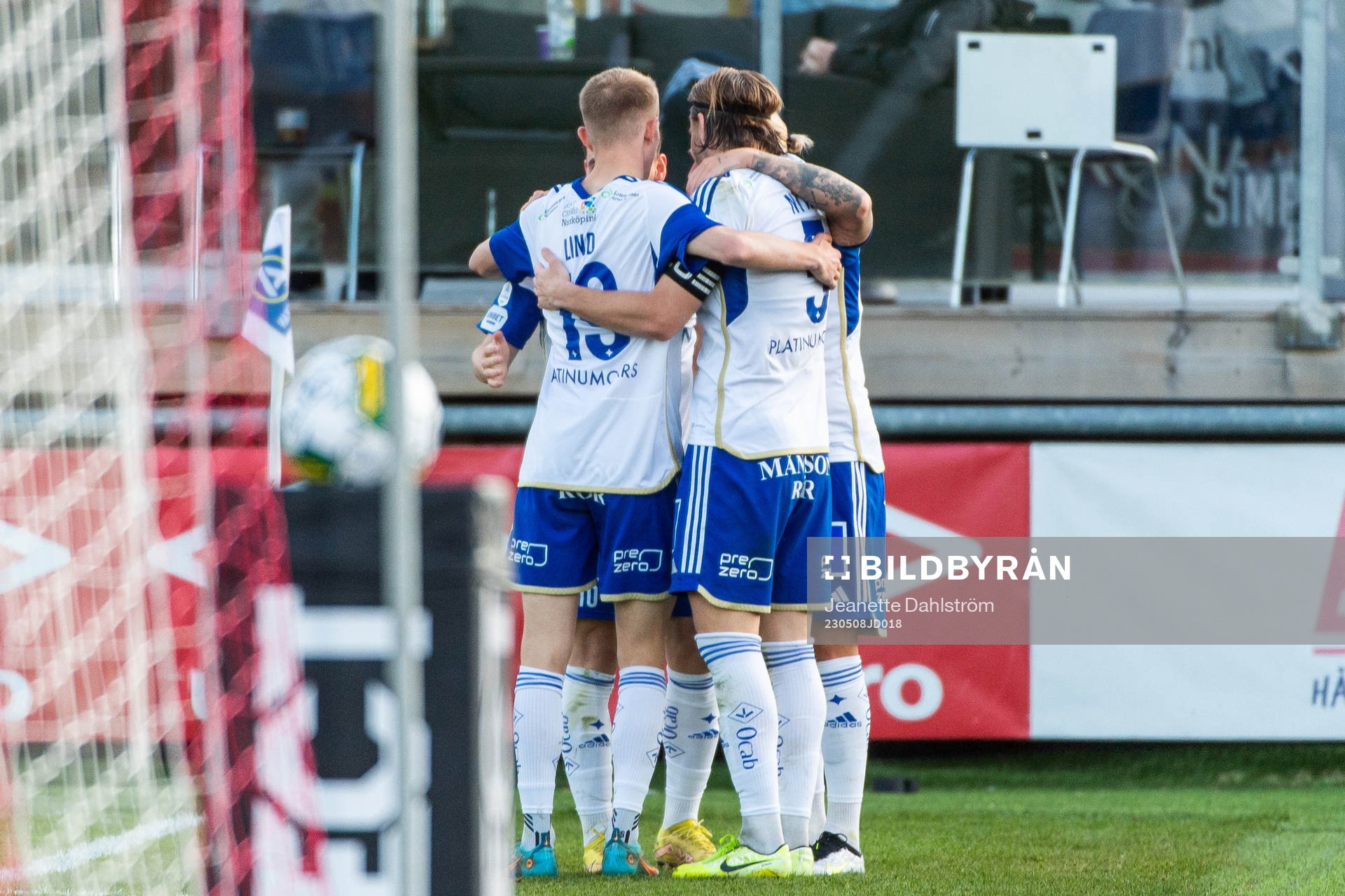 IFK Norrköpings Arnor Sigurdsson jublar med lagkamrater