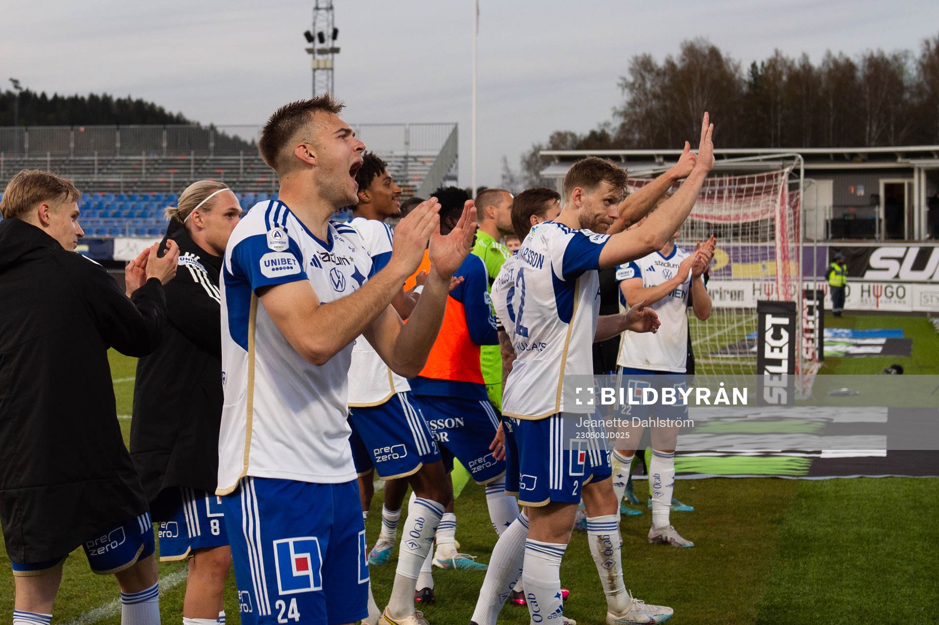 IFK Norrköpings Anton Eriksson jublar med lagkamrater