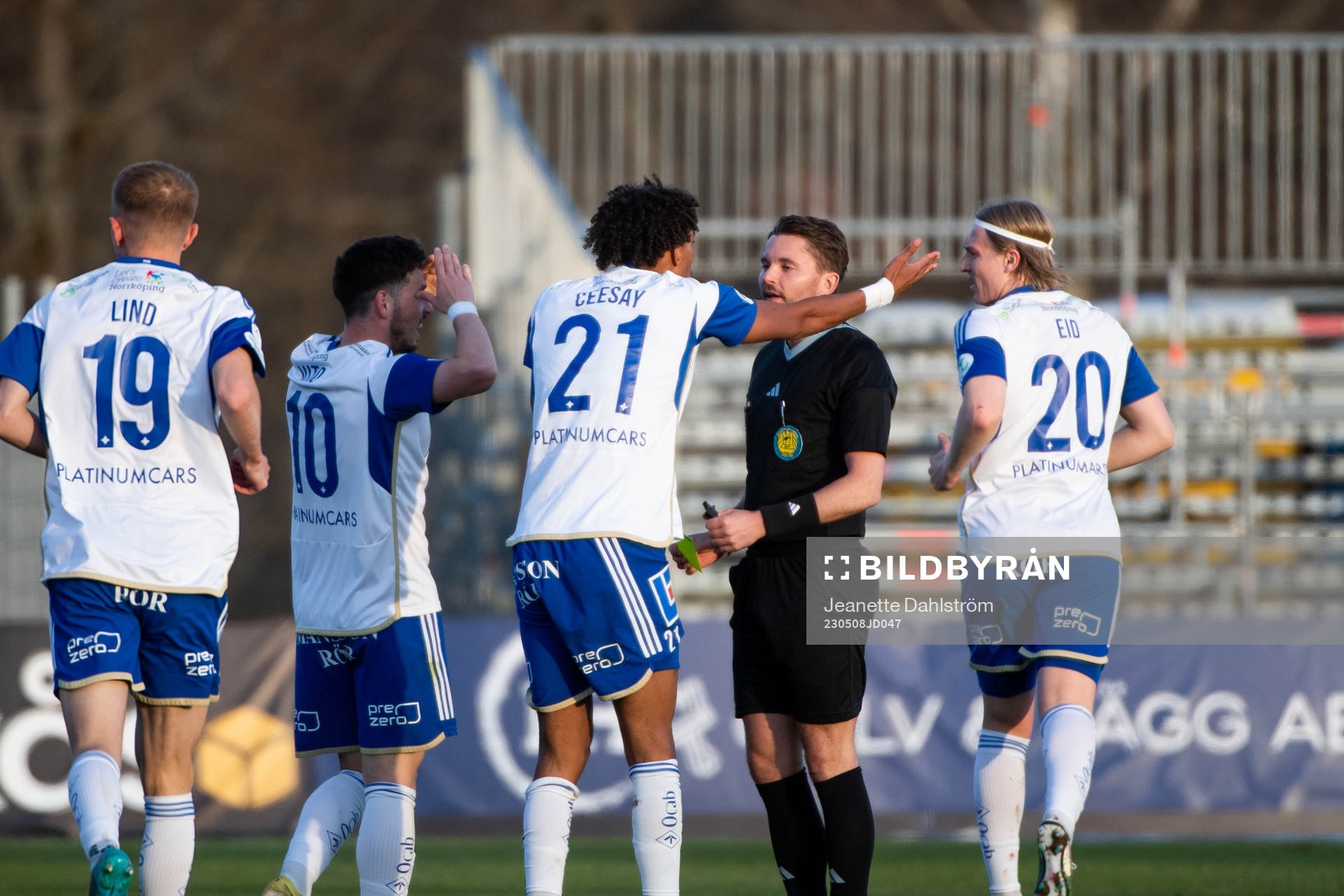 IFK Norrköpings Victor Stange Lind, Vito Hammershöy-Mistrati , Jesper Ceesay och Daniel Fritz Eid diskuterar med domaren Joakim Östling under fotbollsmatchen i Allsvenskan mellan Degerfors och IFK Norrköping den 8 maj 2023 i Degerfors.
