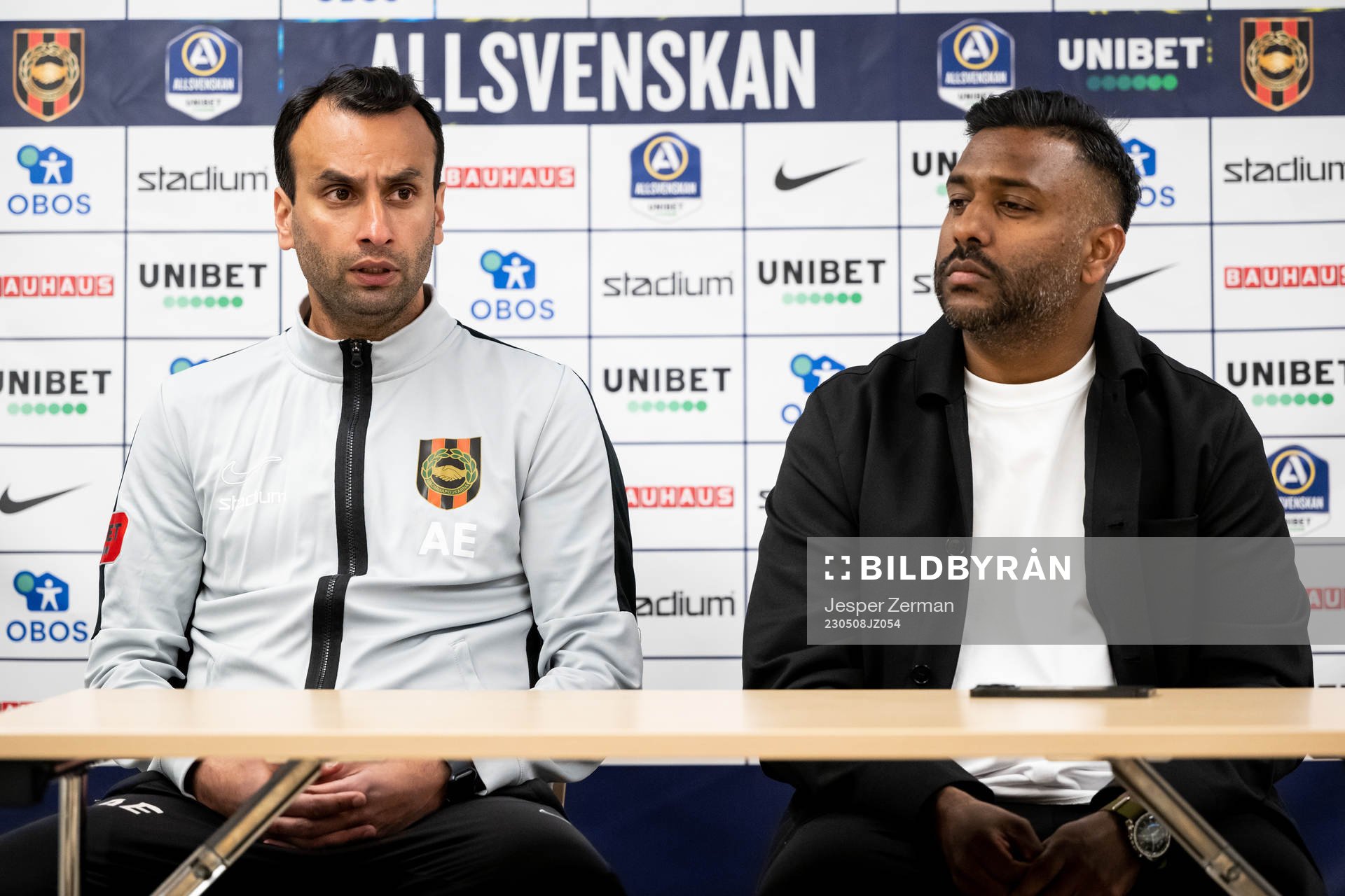 Brommapojkarnas assisterande tränare Andreas Engelmark och IFK Göteborgs tränare Alexander Tengryd under presskonferensen efter fotbollsmatchen i Allsvenskan mellan Brommapojkarna och IFK Göteborg den 8 maj 2023 i Stockholm. 