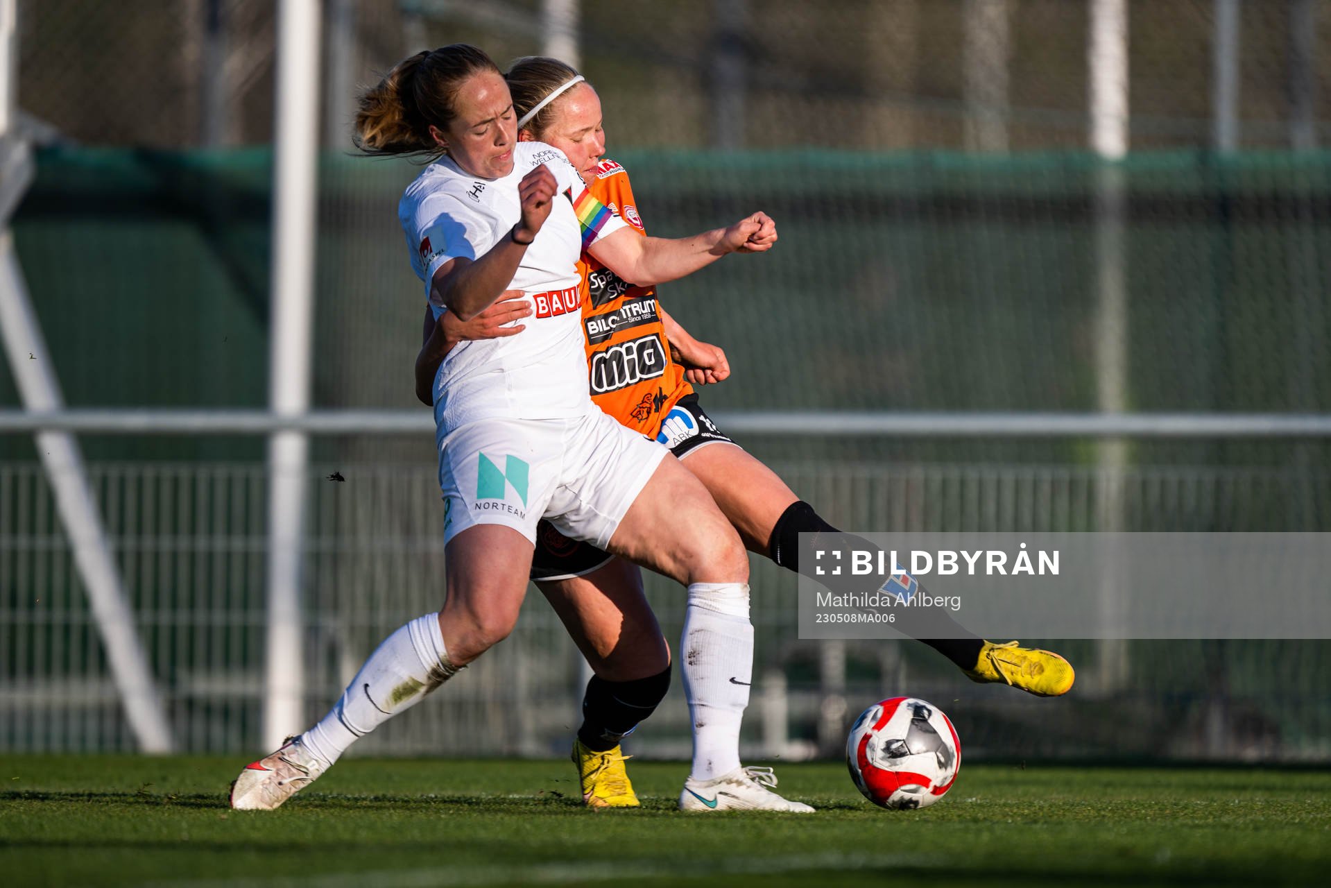 Brommapojkarnas Alice Ahlberg och Kristianstads Hlin Eiriksdottir under fotbollsmatchen i Damallsvenskan mellan Kristianstad och Brommapojkarna den 8 maj 2023 i Kristianstad.