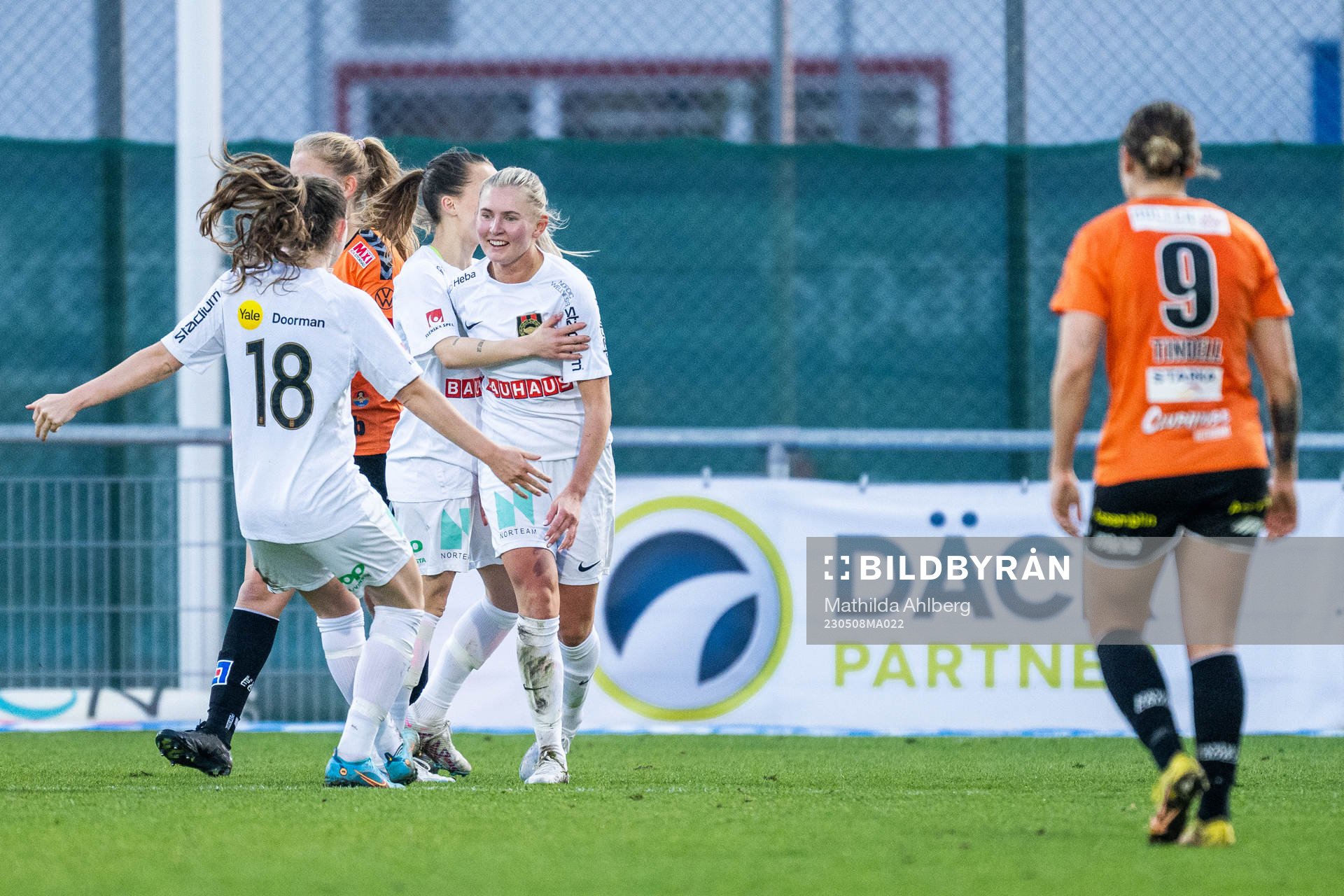 Brommapojkarnas Ellen Toivio jublar med lagkamrater efter att hon reducerat till 2-1 under fotbollsmatchen i Damallsvenskan mellan Kristianstad och Brommapojkarna den 8 maj 2023 i Kristianstad.