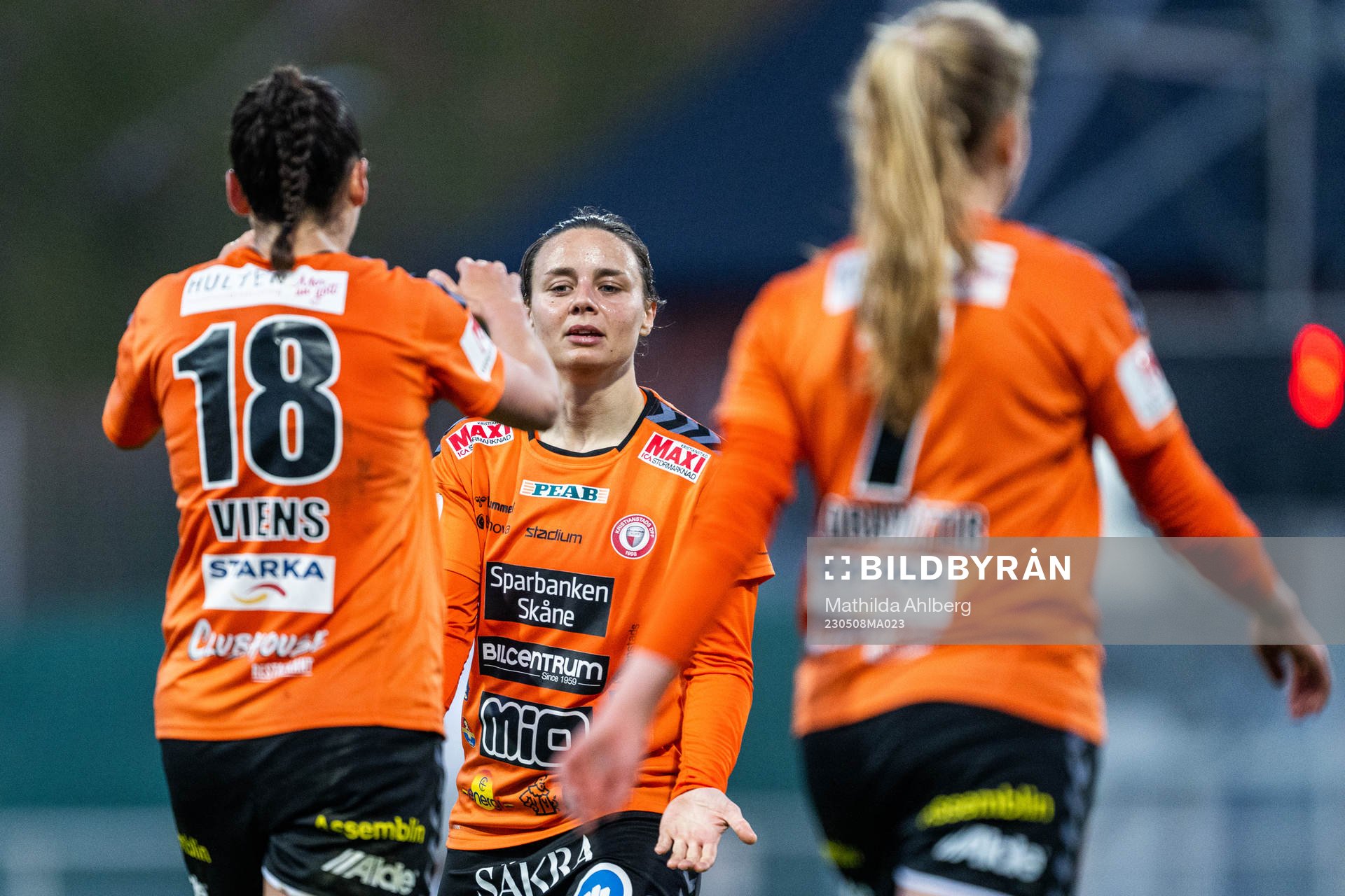Kristianstads Evelyne Viens och Alice Nilsson jublar