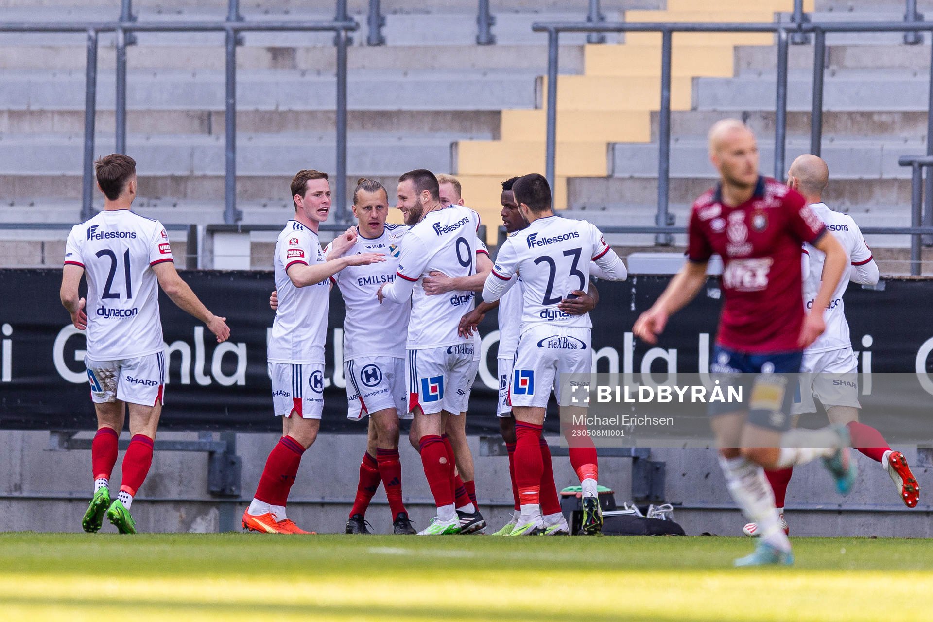 Östers Adam Bergmark Wiberg jublar med lagkamrater