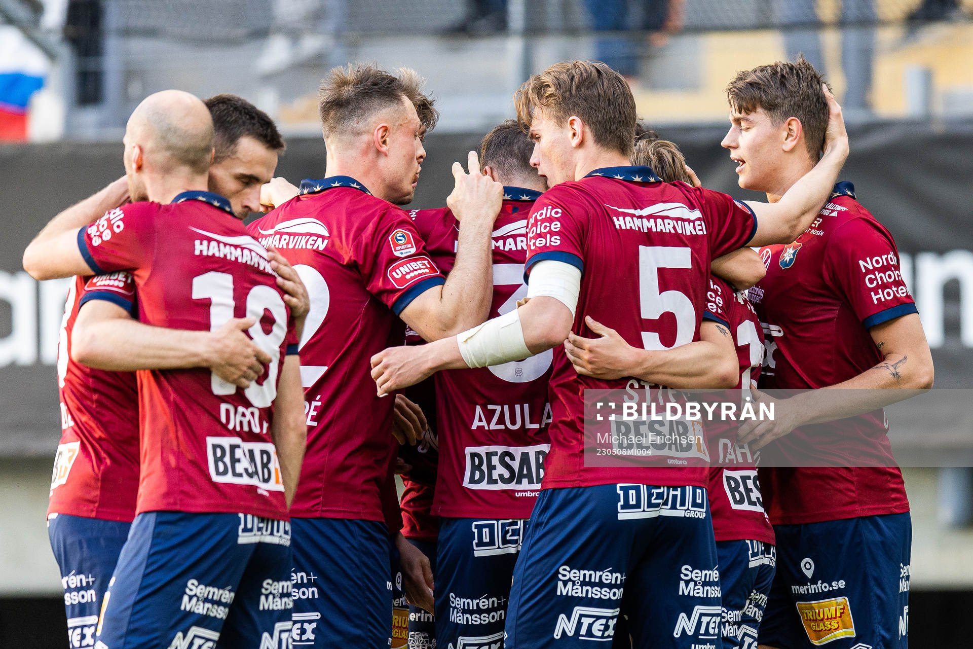 Örgrytes Noah Christoffersson jublar med lagkamrater efter att han gjort 1-1 under fotbollsmatchen i Superettan mellan Örgryte och Öster den 8 maj 2023 i Göteborg.