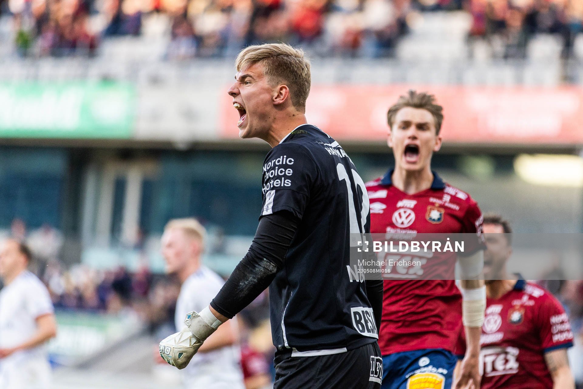 Örgrytes målvakt Mathias Nilsson jublar