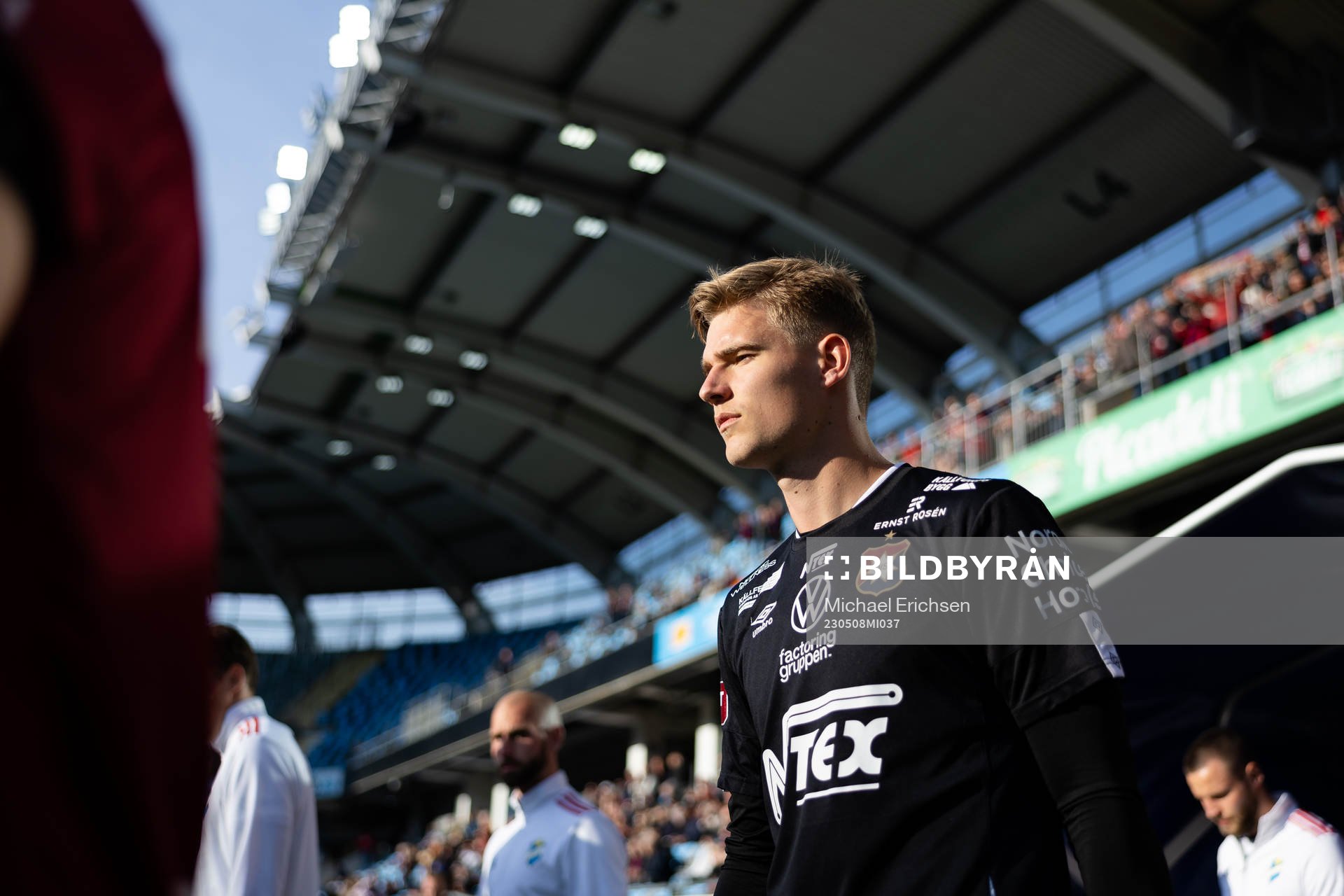 Örgrytes målvakt Mathias Nilsson på väg ut till line up