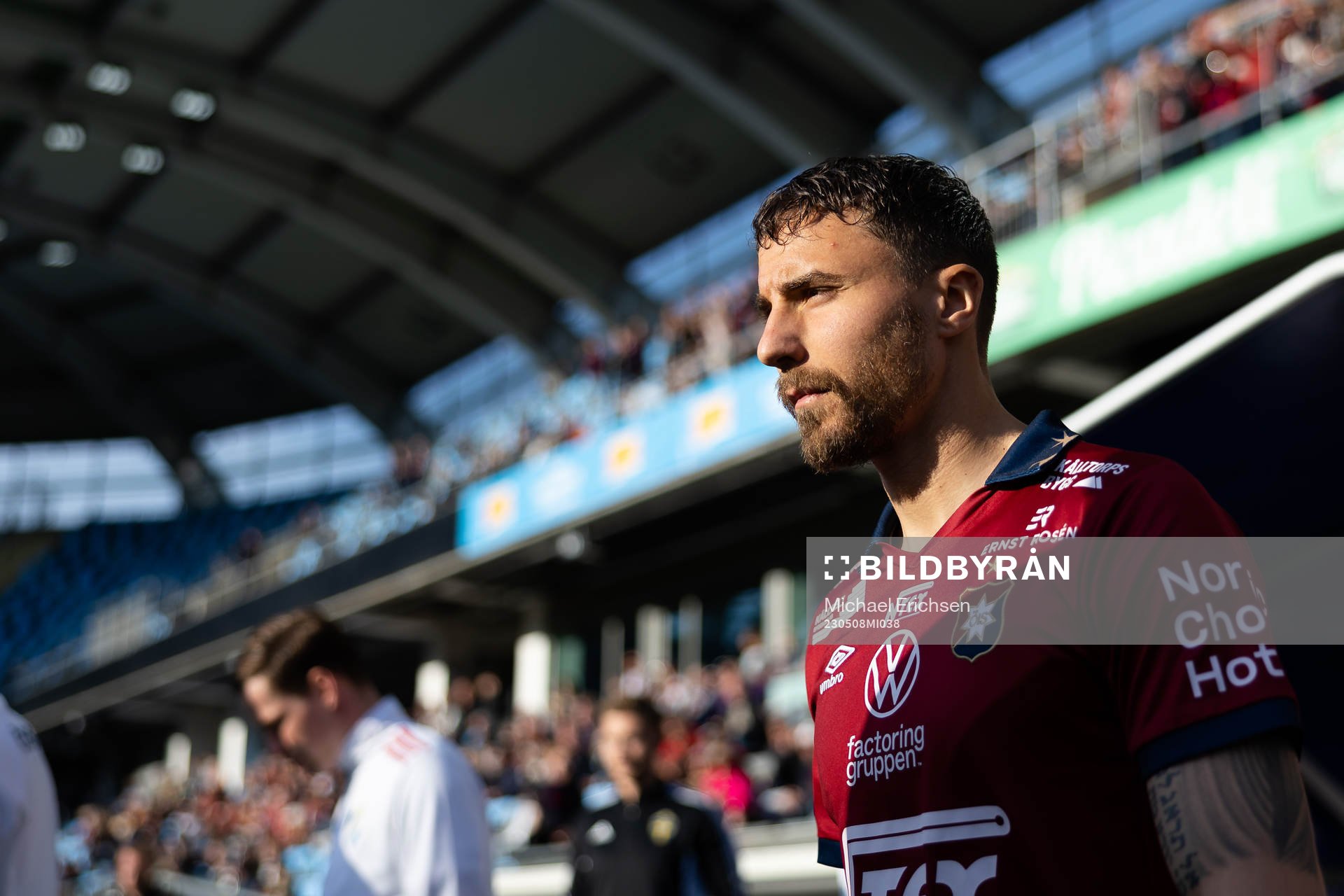 Örgrytes Jonathan Azulay  på väg ut till line up innan
