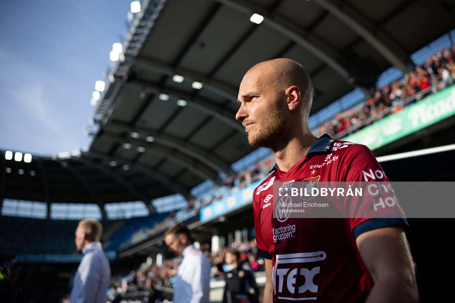 Örgrytes Jonathan Drott på väg ut till line up innan